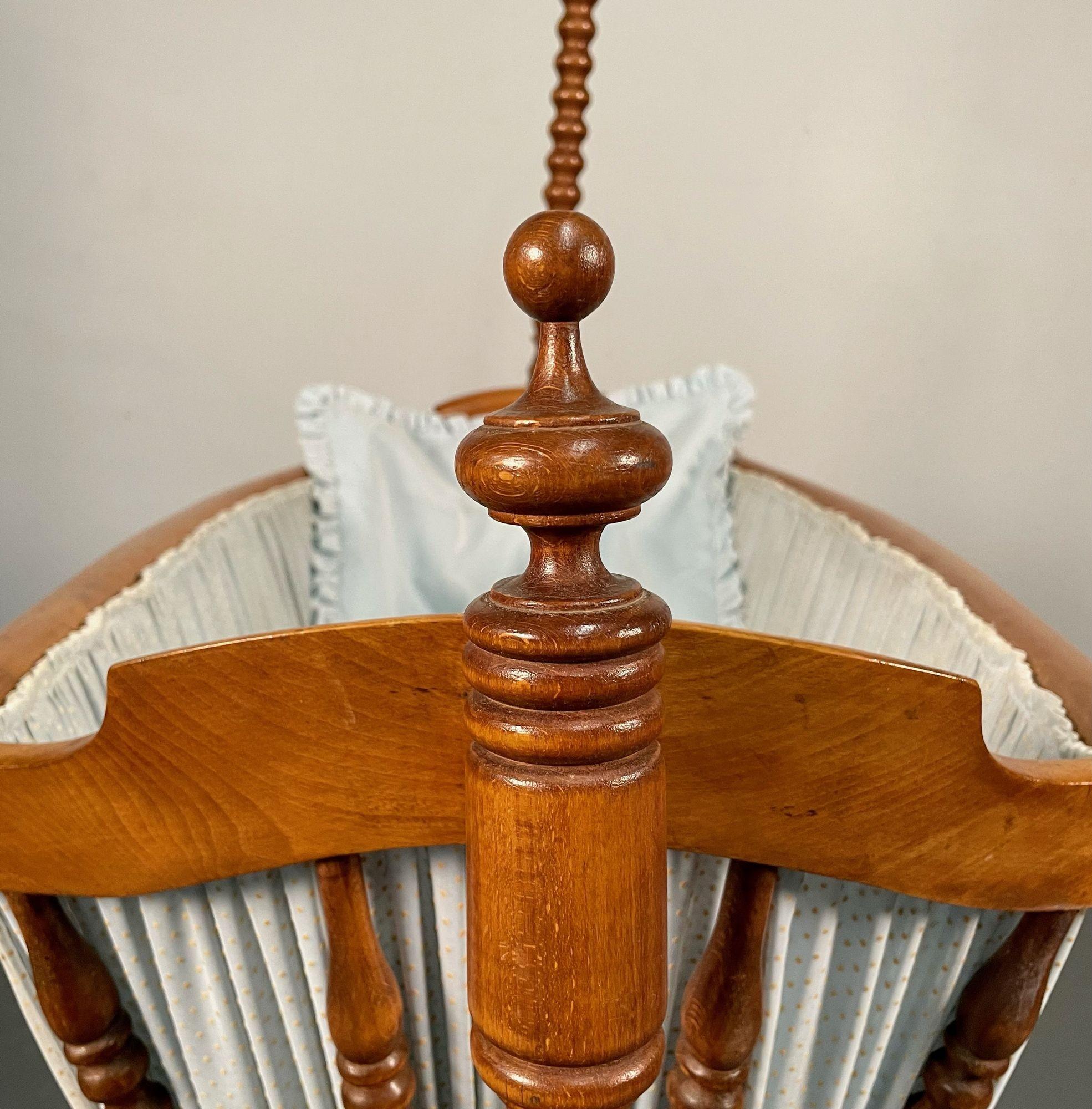 French Spindled 19th Century Walnut Decorative Cradle, Swan Motif For Sale 7