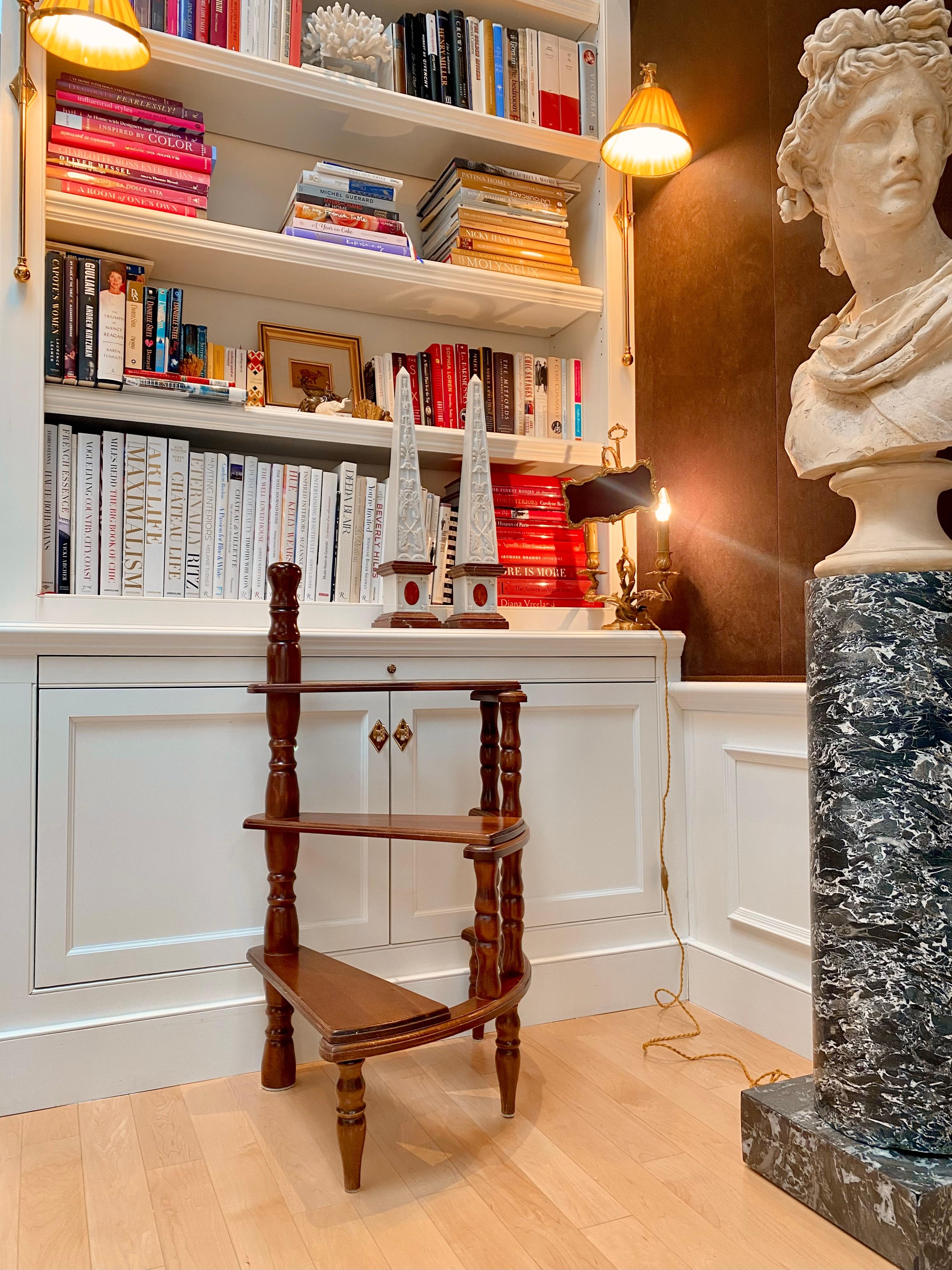 Ce charmant escalier/escabeau comporte trois marches fixées à un poteau qui sert de point d'appui. La structure en spirale à trois niveaux est à la fois fonctionnelle et décorative. Cette pièce vous permettra d'atteindre vos objets préférés et