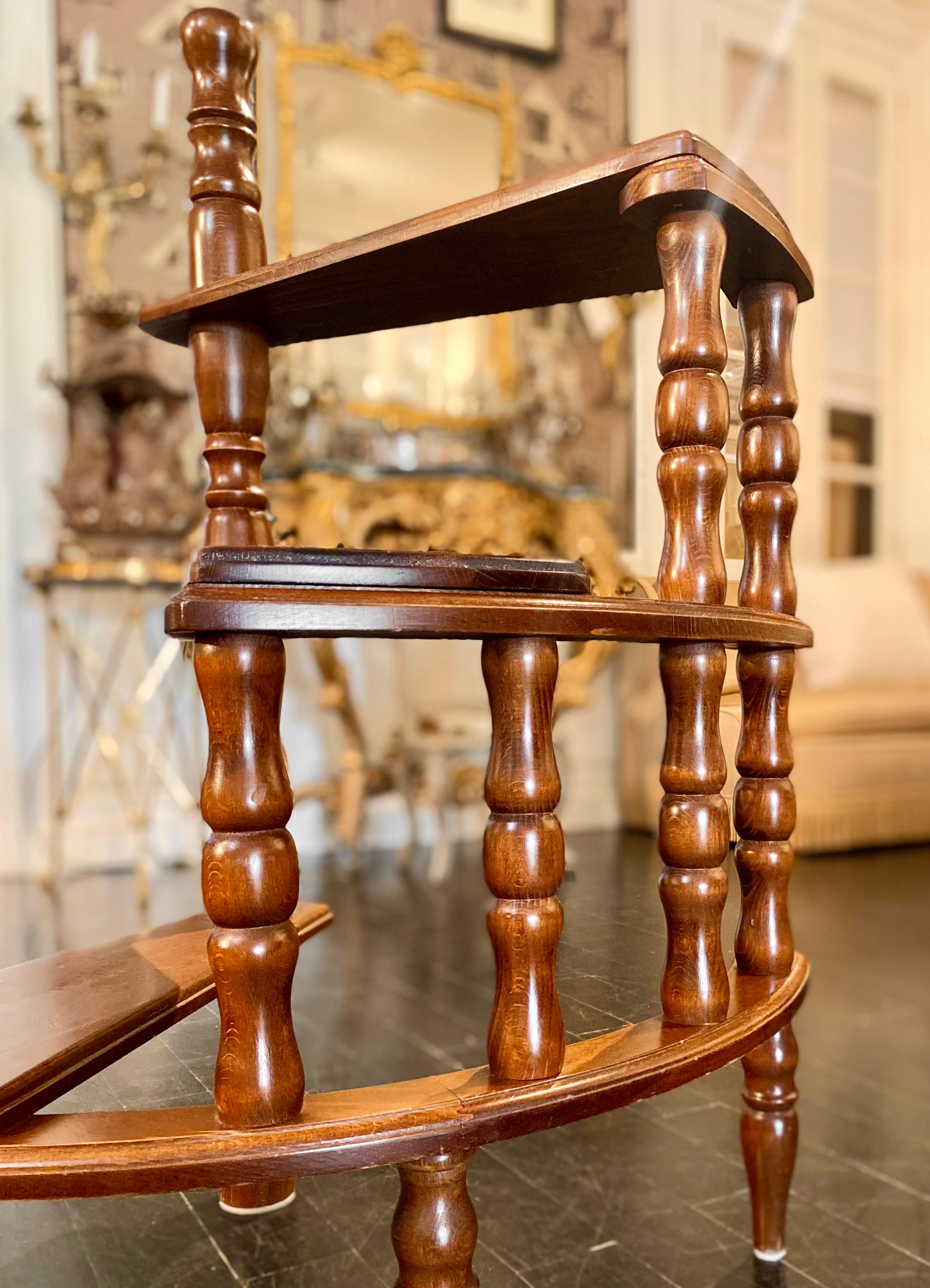 Sculpté Escalier de bibliothèque français en colimaçon / escabeau, 3 niveaux en vente