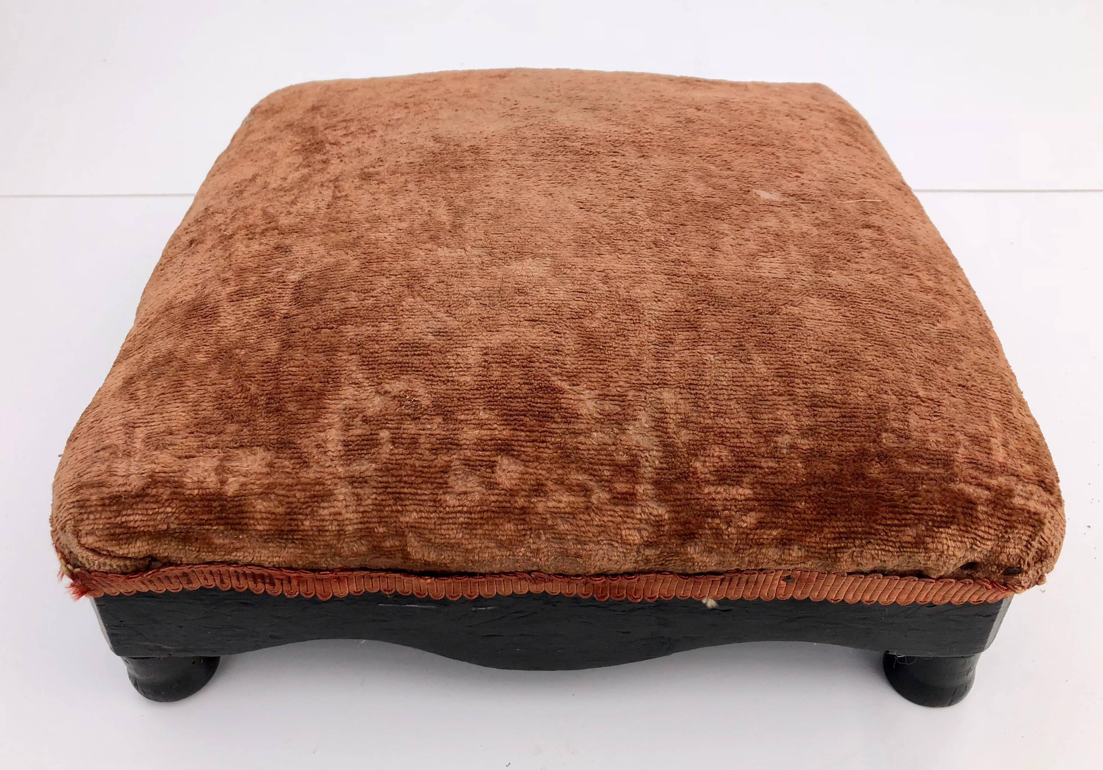 This is a lovely early 1900s French antique square foot stool with a black wooden frame and black feet. The fabric is a rust brown velvet with trim which all appears to be original. 

Size:
Height 4
Width 10.25 inches square.
        