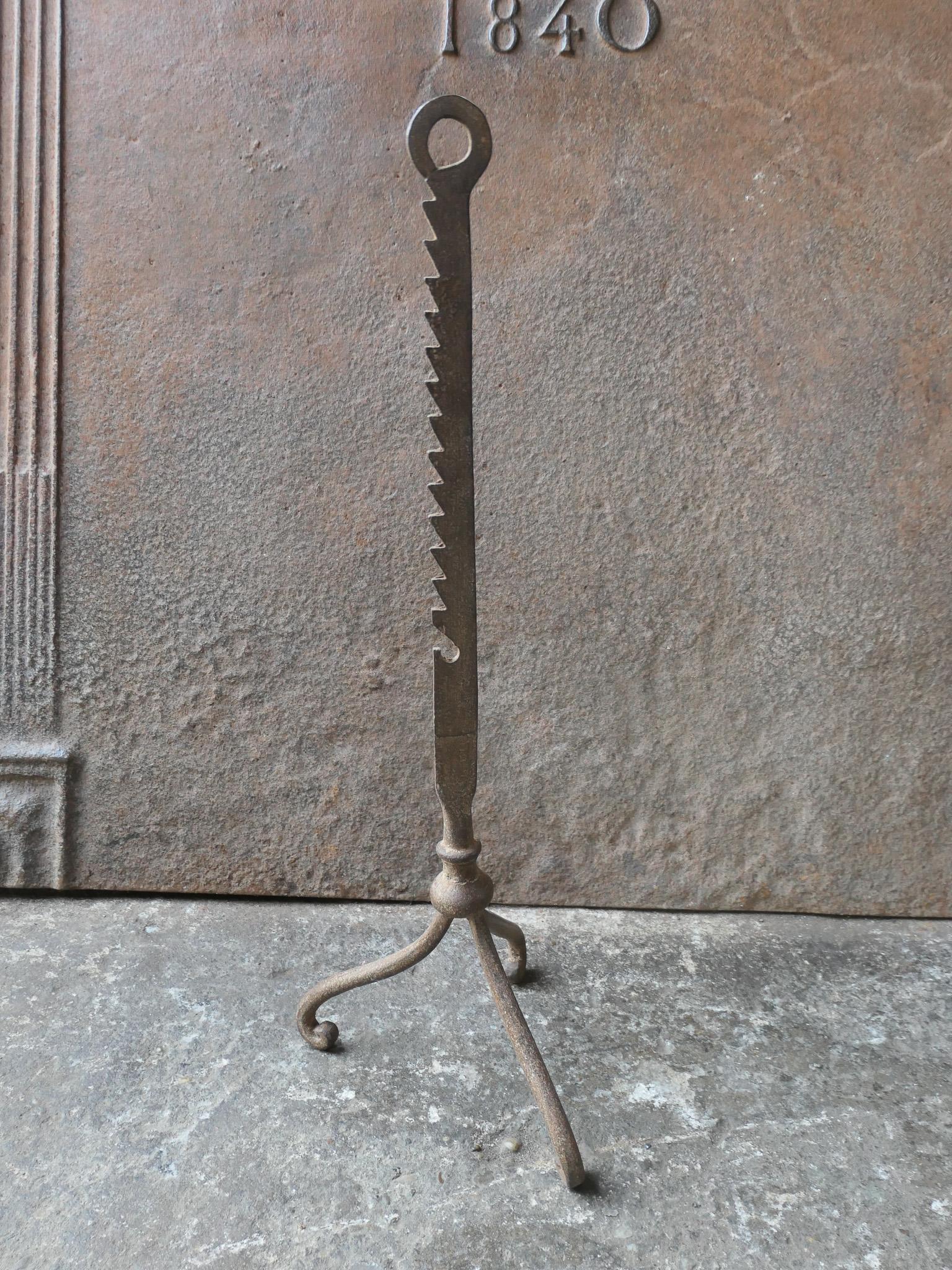 Piedistallo francese di epoca Napoleone III del XIX secolo per un cricchetto da arrosto. Il supporto è forgiato a mano e realizzato in ferro battuto. Le condizioni sono buone.