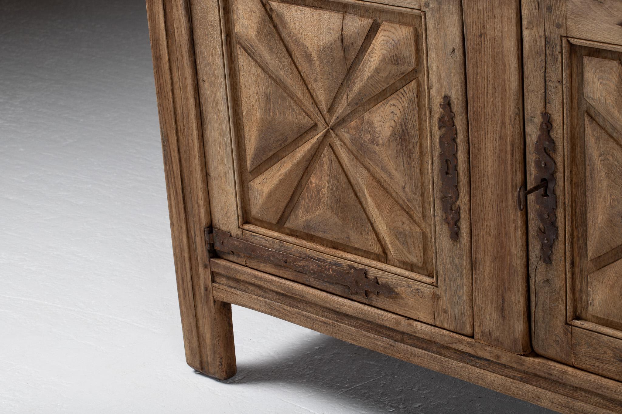 French Starburst-Carved Oak Buffet, France, Late 19th Century In Good Condition For Sale In Kaštel Sućurac, Splitsko-dalmatinska županija