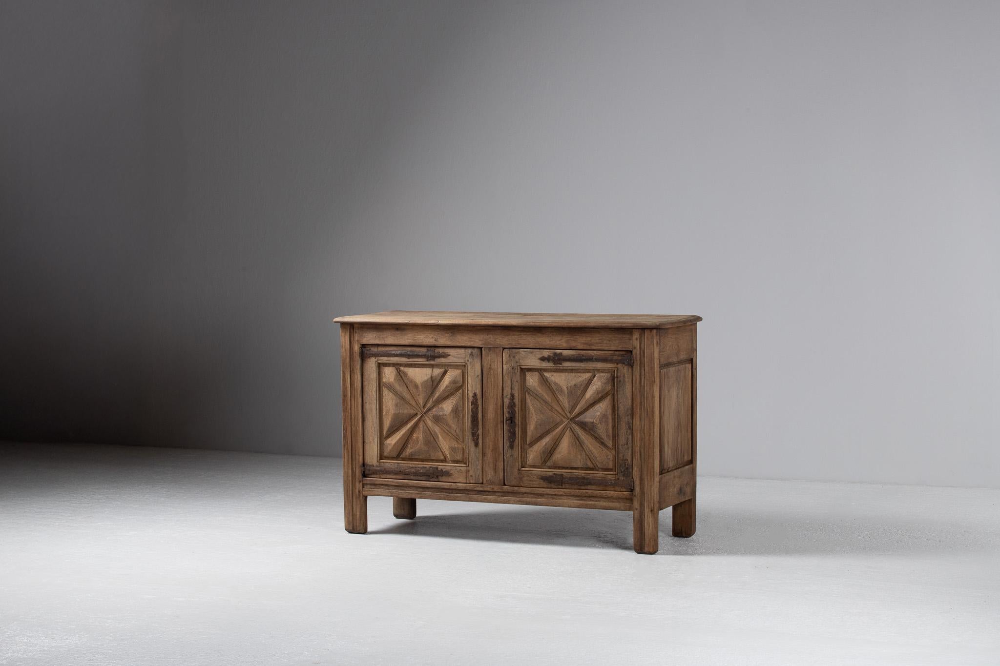 French Starburst-Carved Oak Buffet, France, Late 19th Century For Sale 4