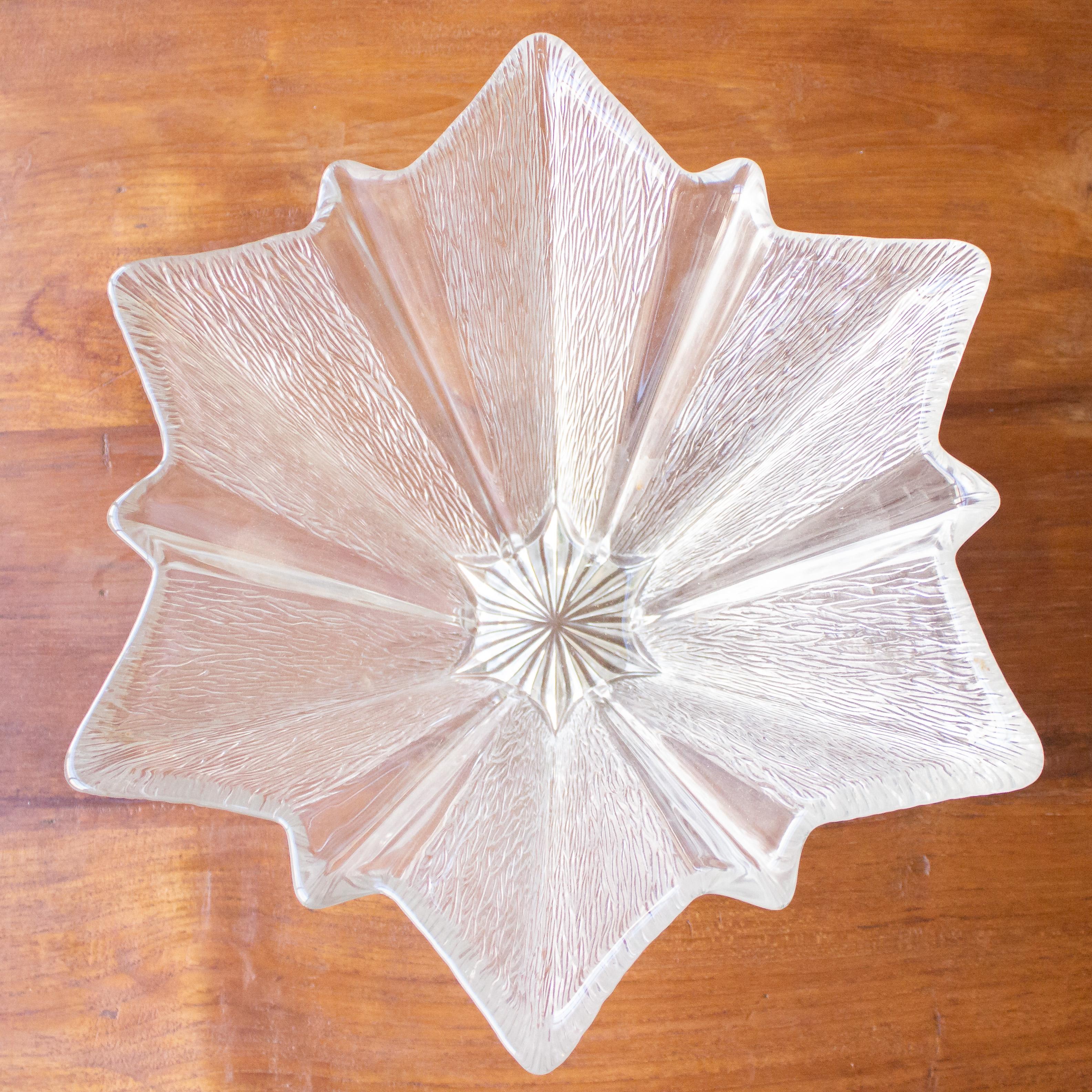 Mod clear glass centerpiece/bowl with starburst design. French, 1960s. Good vintage condition.

Ref #: H1218-02

Dimensions: 7