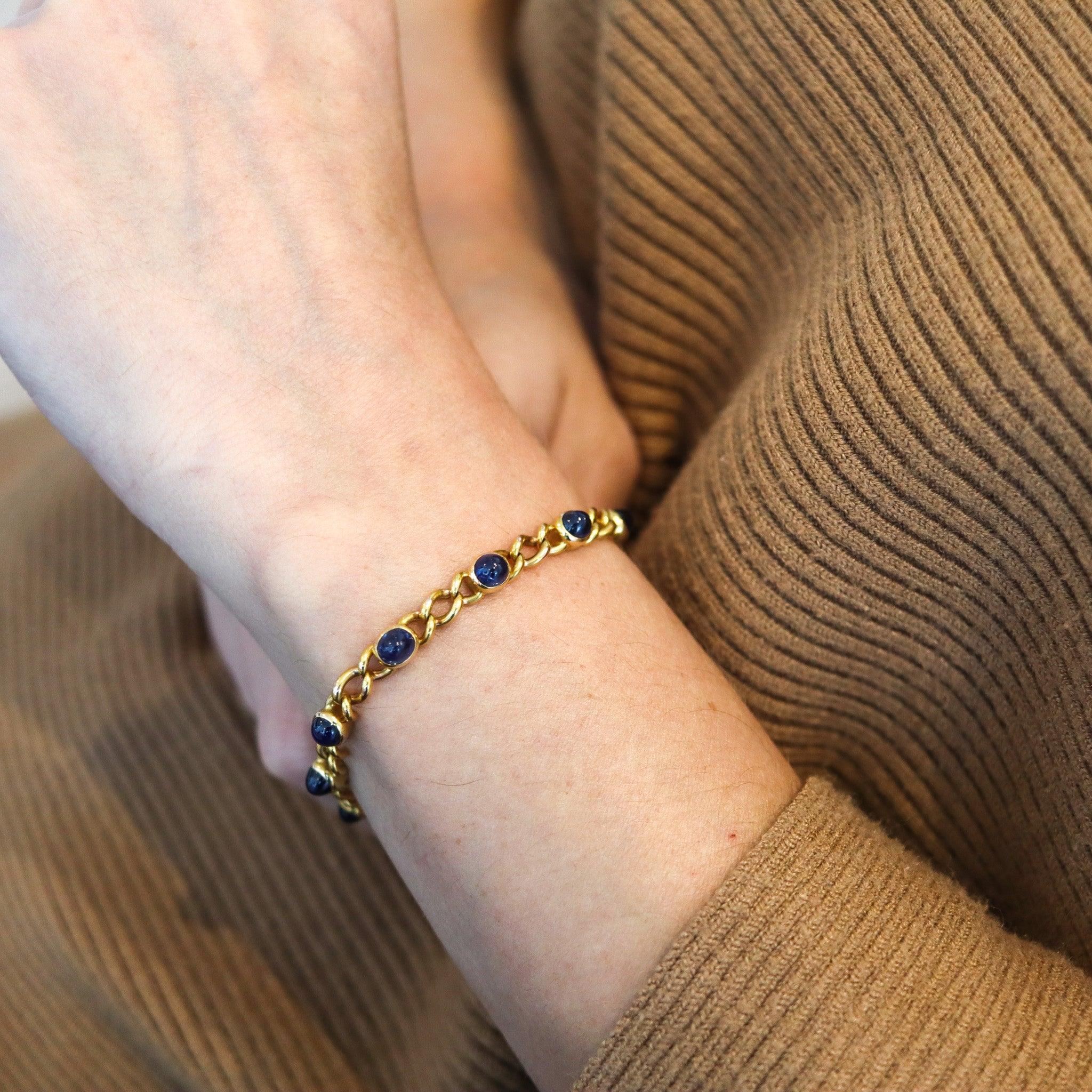 Bracelet art déco en saphir.

Il s'agit d'un exceptionnel bracelet station saphir, créé à Paris en France, dans les années 1980. Le bracelet à maillons moderniste a été soigneusement fabriqué en or jaune massif de 18 carats avec une finition polie