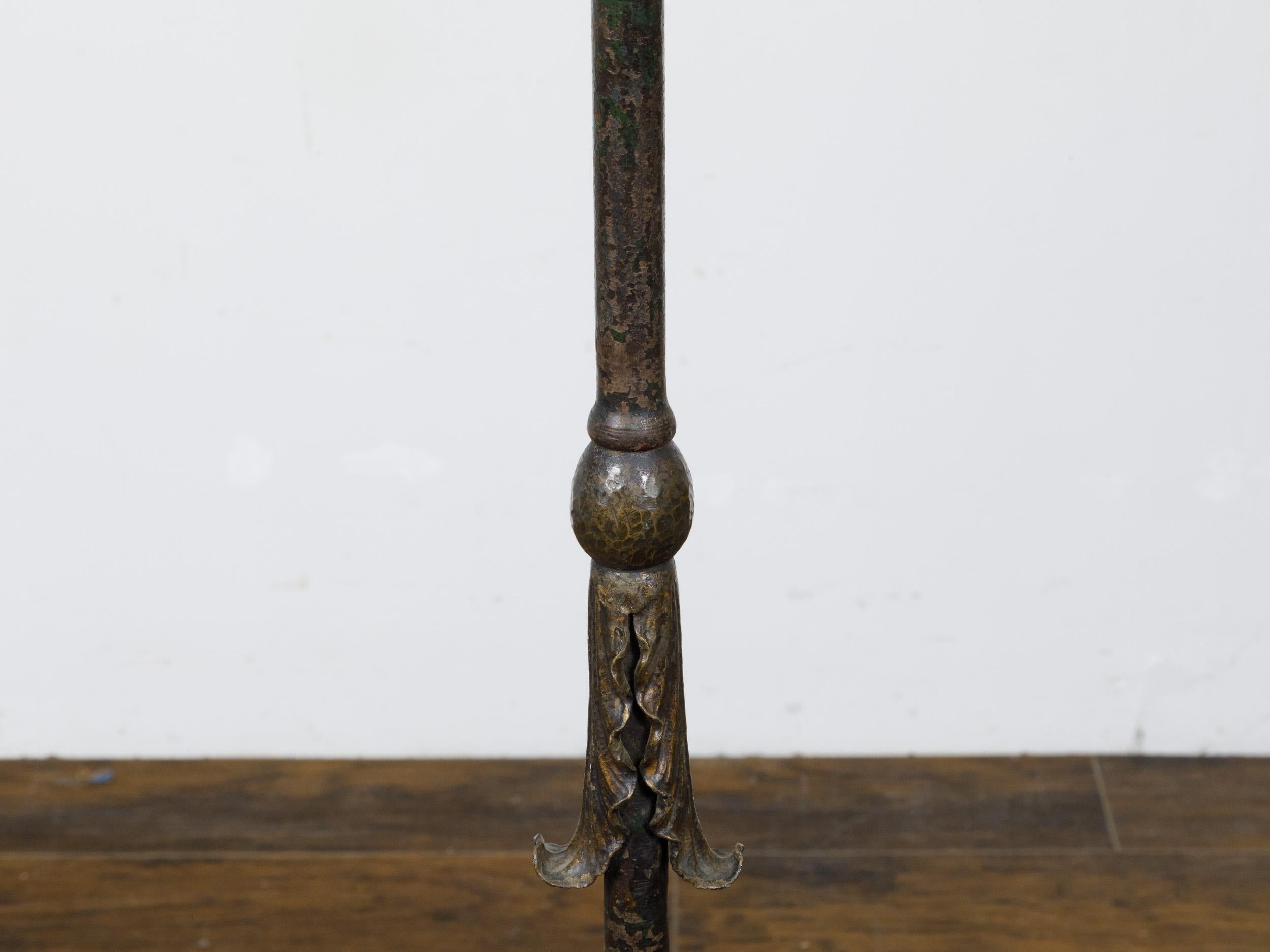 French Steel and Brass 1930s Floor Lamp with Scrolling Legs and Foliage Motifs For Sale 4