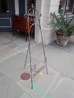 Caballete trípode decorativo francés de acero y flores de lis pintadas, circa 1890