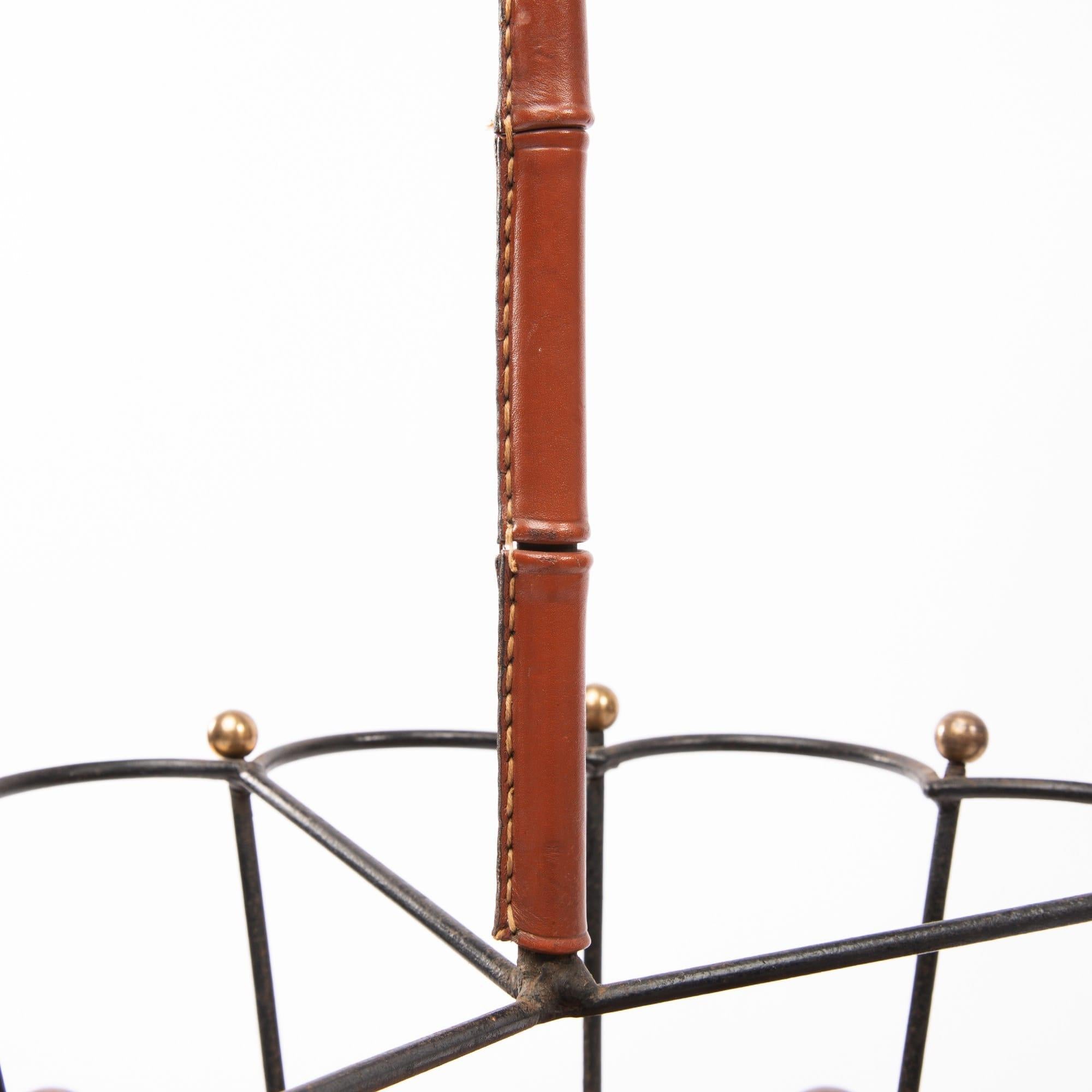 Stand Umbrella en acier, bronze, rotin et cuir attribué à Adnet Bon état - En vente à Uccle, BE
