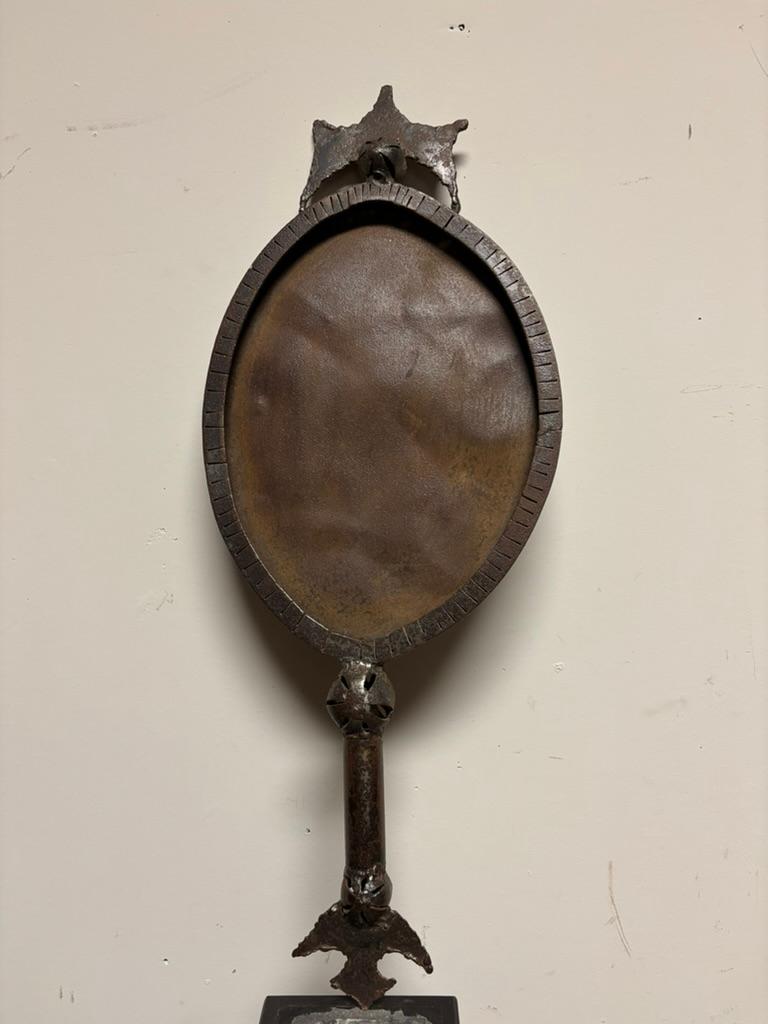 Miroir à main en acier taillé à la française. Une pièce fascinante, que l'on dit être le miroir d'Eurydice,  un accessoire provenant d'une production d'