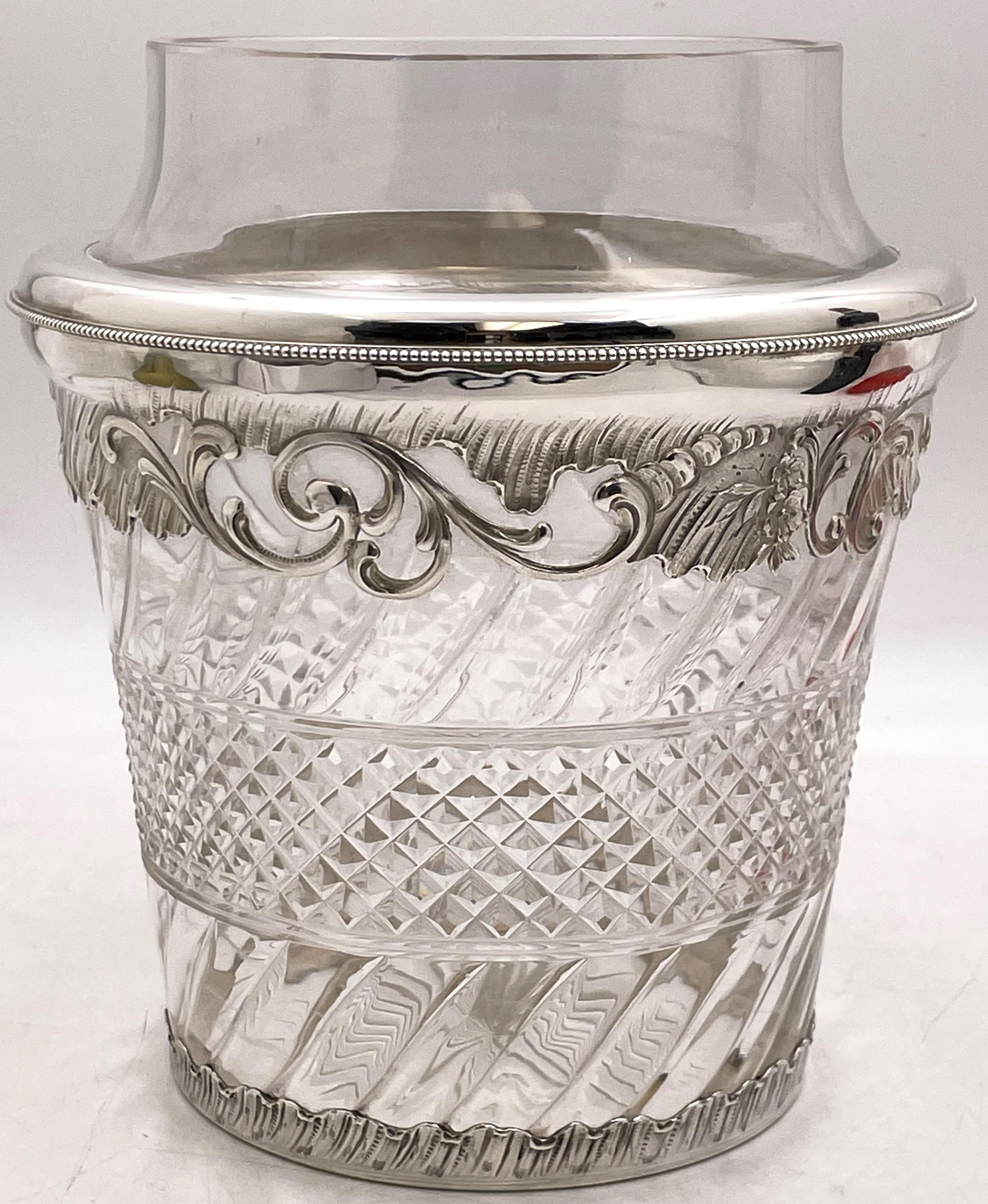 Rafraîchisseur à vin français en argent 0,950 (pureté supérieure à celle de l'argent) et verre taillé, datant du début du XXe siècle, orné de motifs curvilignes et stylisés. Il mesure 9 3/4'' de hauteur par 5 7/8'' de diamètre au sommet (la