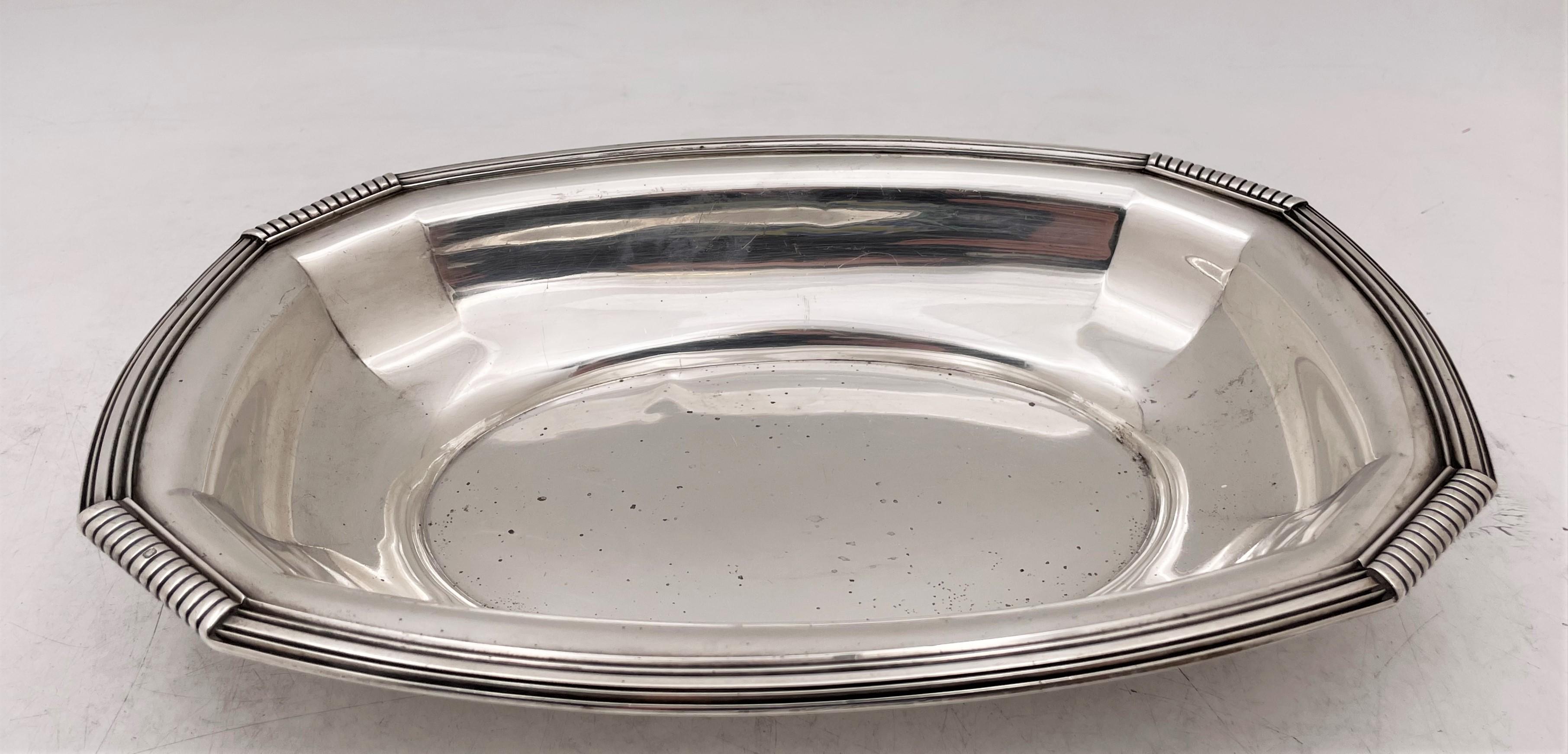 French, 0.950 (higher purity than sterling) multilobe silver bowl in Art Deco style, from the early 20th century, with a rim showcasing a rope and gadrooned motif. It measures 13'' in length by 9'' in width by 2 1/8'' in height, weighs 24 troy