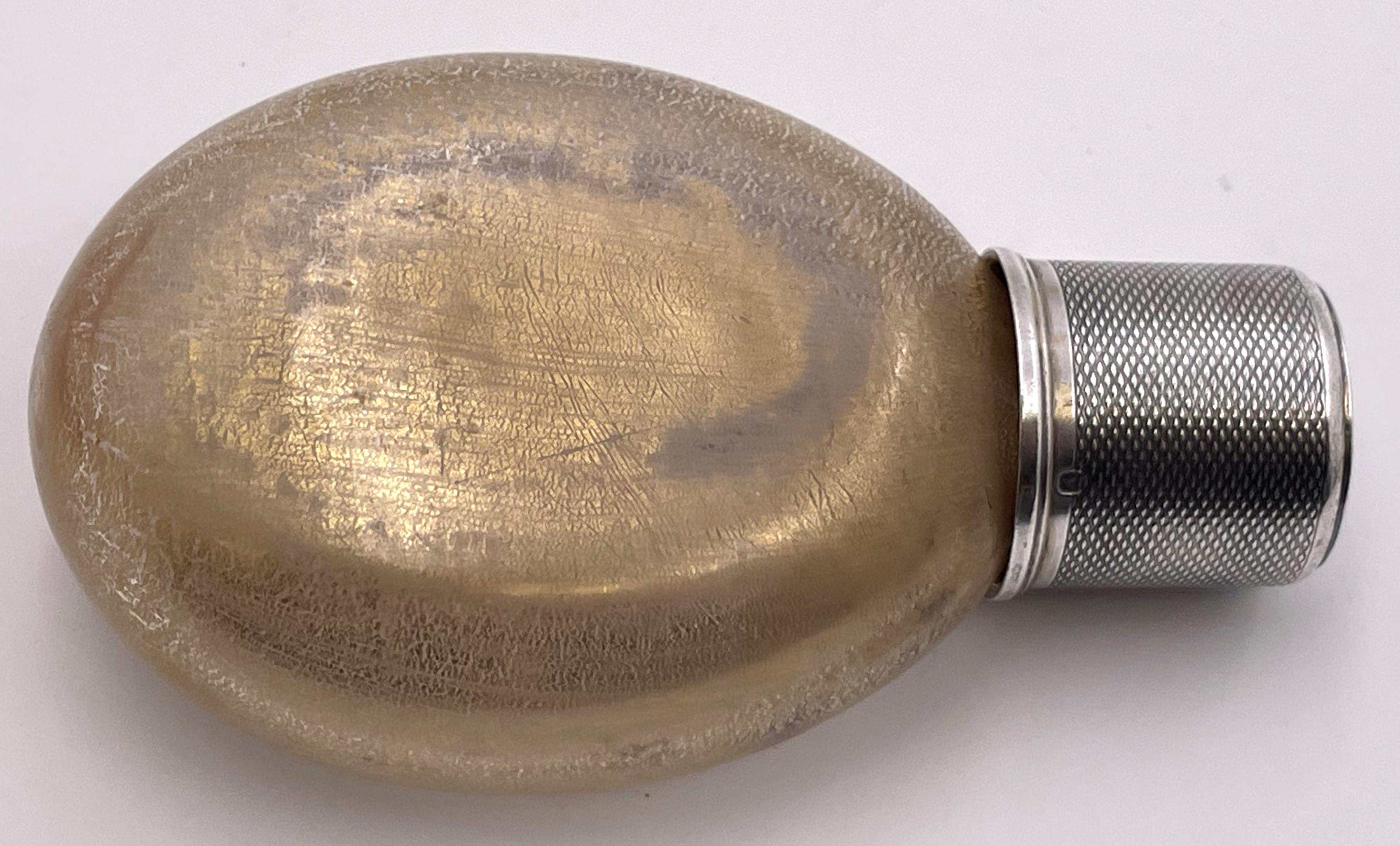 Fiaschetta francese in argento 0,950 (di purezza superiore alla sterlina) e vetro dorato della fine del XIX o dell'inizio del XX secolo, con motivi a cono splendidamente eseguiti sul tappo. Misura 5 1/2'' di altezza, 3 1/4'' di larghezza e 1 3/4''