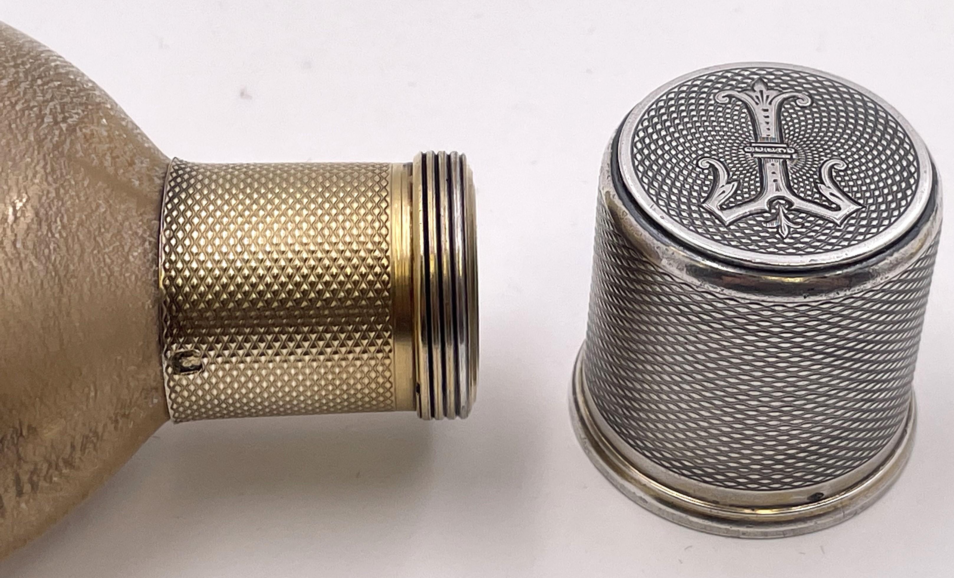 Francese Fiaschetta francese in argento sterling e vetro dorato della fine del XIX o dell'inizio del XX secolo in vendita