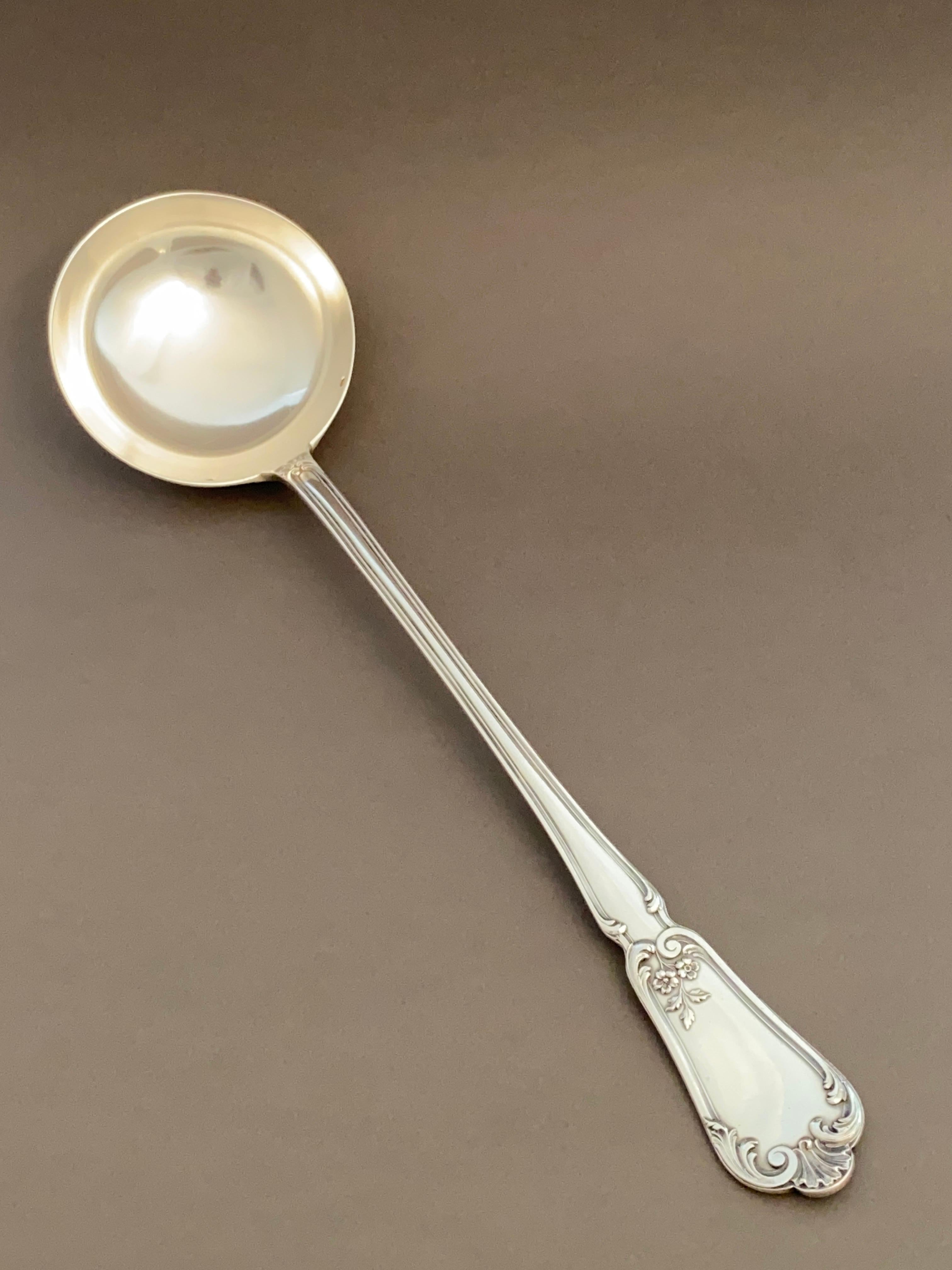 19th century Louis XV style solid silver ladle by French silversmith Henin & Cie. Finely chiseled with a shell, flowers and leaves.

Material: Silver 1st title 950°/°°
Hallmark: Minerve
Period: Late 19th century
Goldsmith: Henin & Cie
Weight: 240