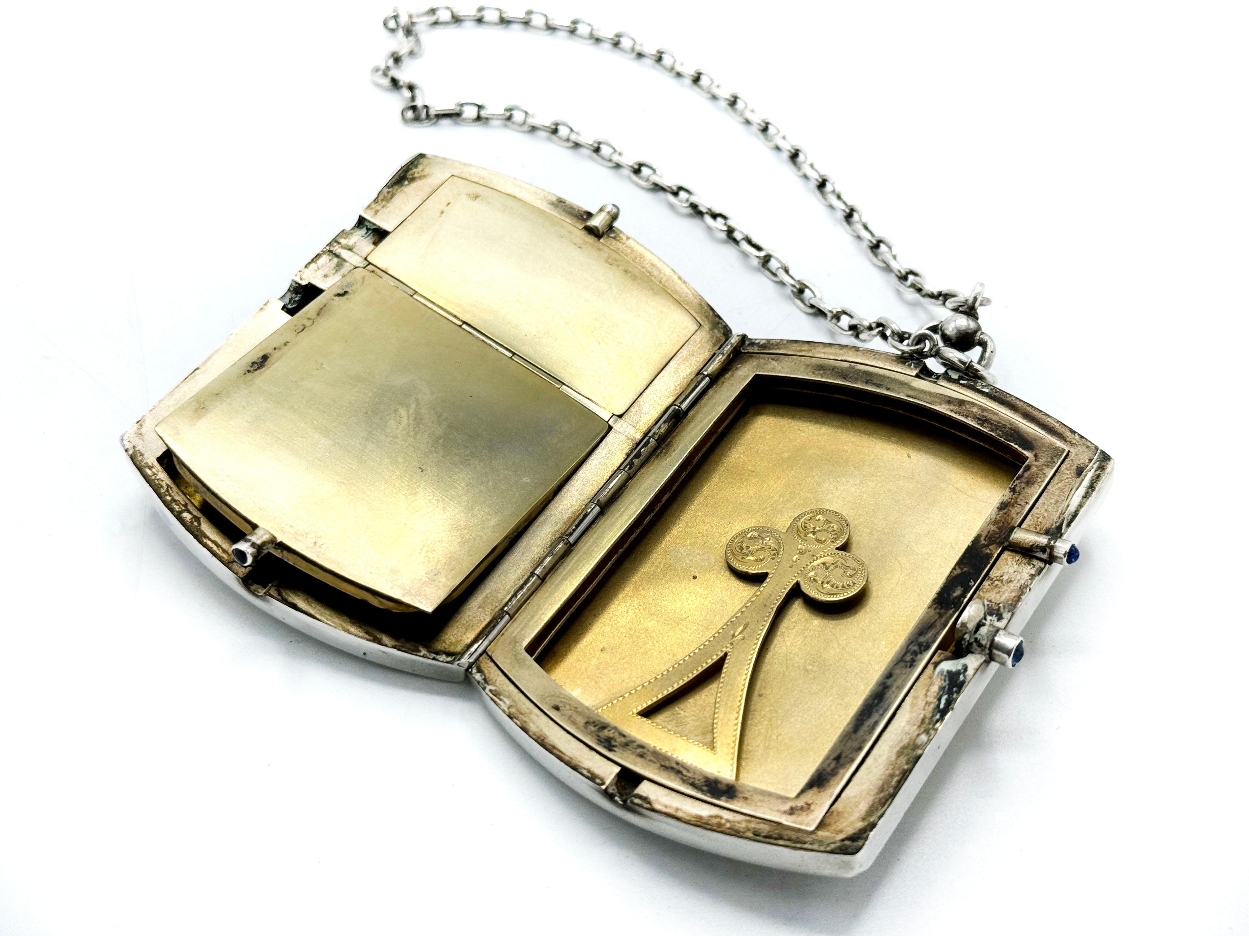 A beautiful French sterling silver vanity case, with a charming Neoclassic Patterm on the lids.
Hinged and with dual hinged interior and mirror, (mirror will be instaled) with wrist chain. 

very good condition. 

Measurements:

10 centimeters