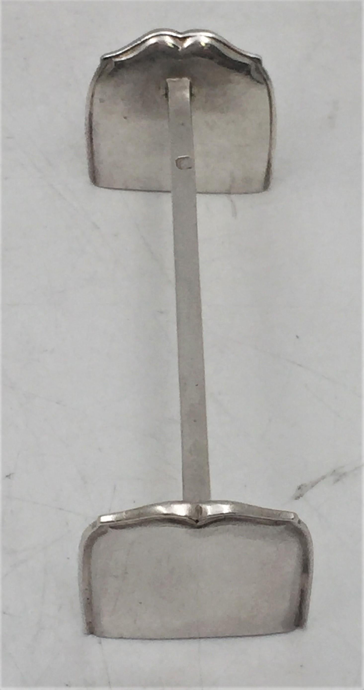 Set di 12 coltelli in argento francese 0,950 (di purezza superiore alla sterlina) con bellissimi disegni curvilinei che ricordano lo stile Art Deco. Ciascuna misura 3 1/4'' di lunghezza, 1'' di altezza e 1'' di larghezza e reca i marchi come
