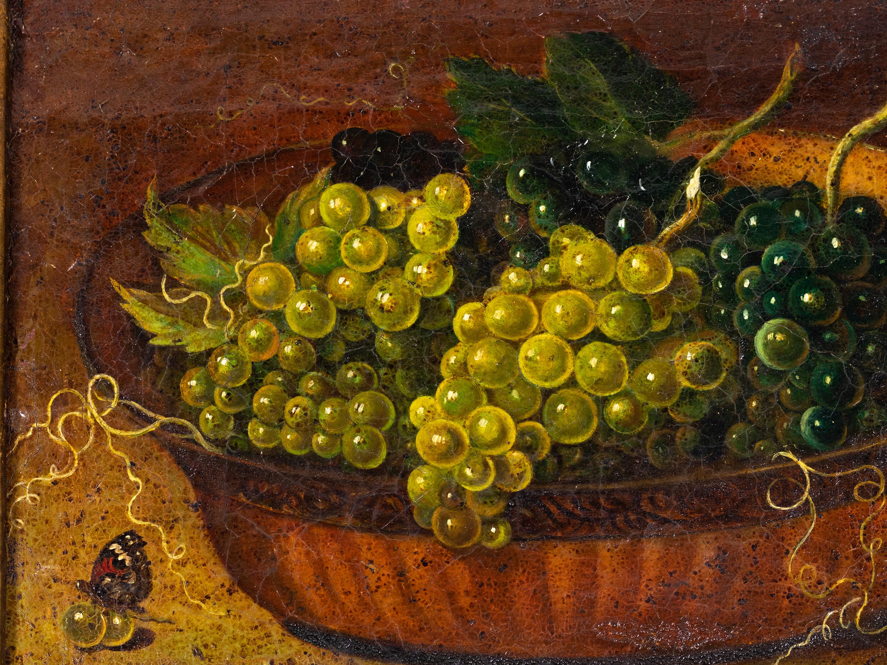 Un bodegón francés del siglo XIX recoge una escena inspirada en el pintoresco estilo provenzal. Un amplio cuenco rebosante de uvas en vibrantes tonos verdes y amarillos ocupa el centro del escenario, complementado por delicadas enredaderas y hojas