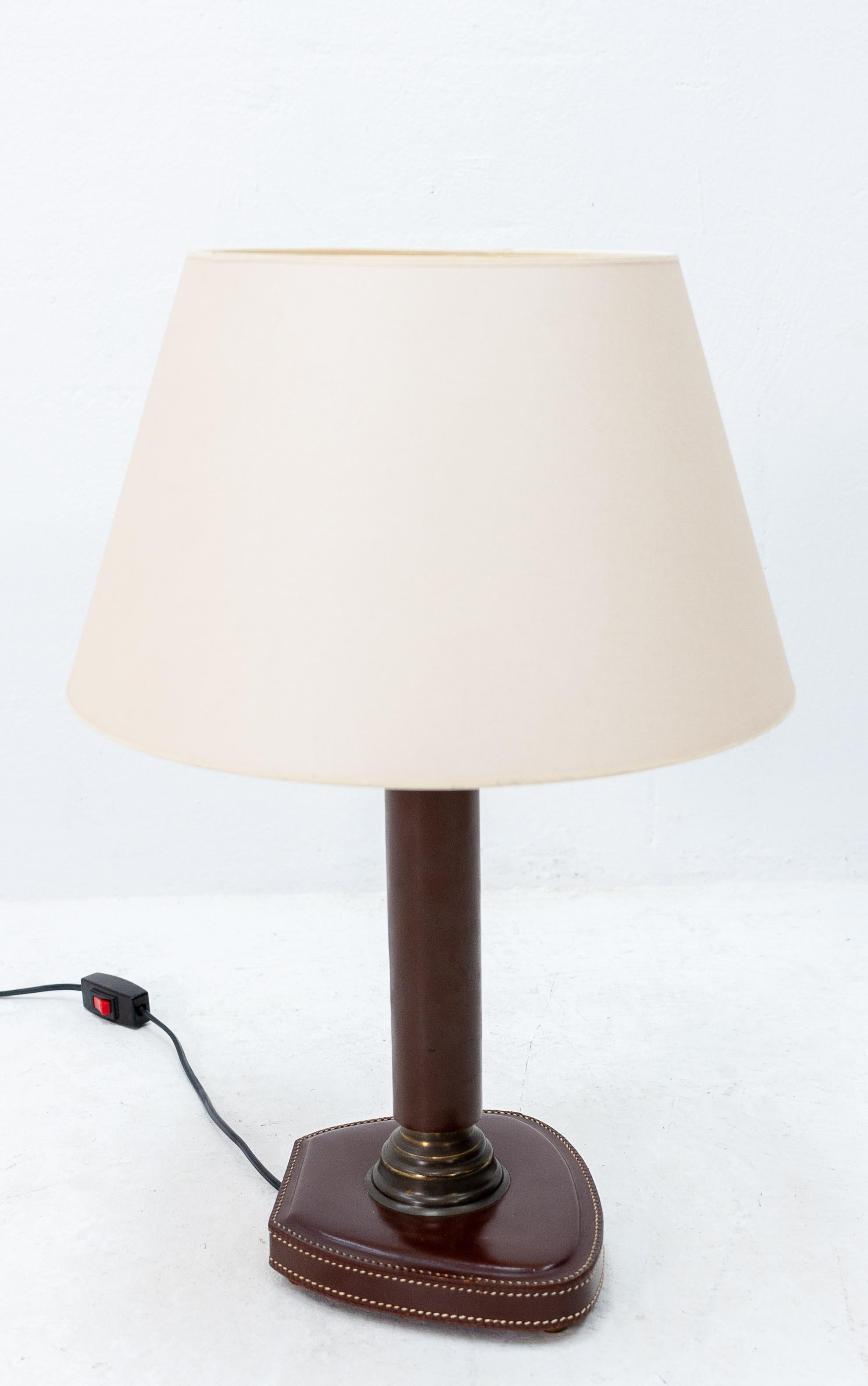 Stitched leather desk lamp in the style of Jacques Adnet. Good condition, French, 1960s, recently rewired.


   