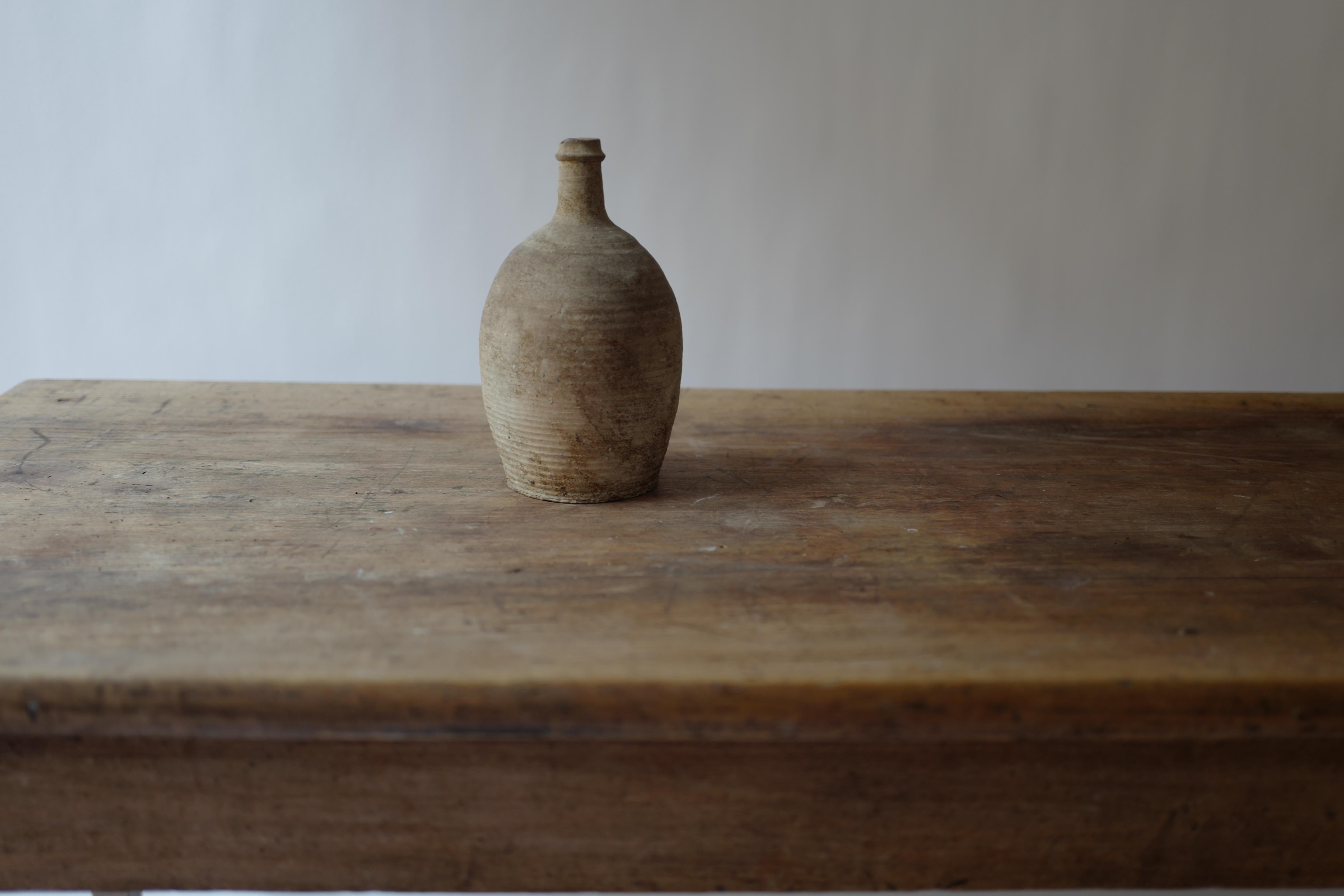 Vase en poterie grès de la province française.