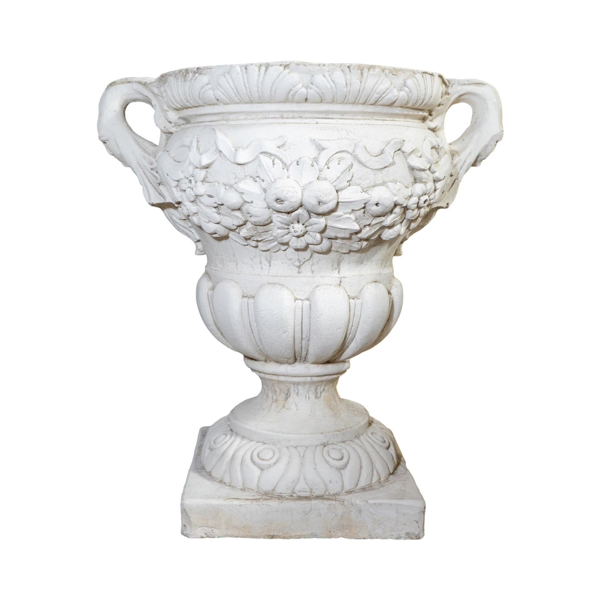 Questa elegante urna scolpita alla francese è uno squisito pezzo di artigianato. Realizzata in cemento composito e con una finitura bianca, questa urna è l'aggiunta perfetta alla tua casa o al tuo giardino. Trasforma il tuo giardino con un'urna