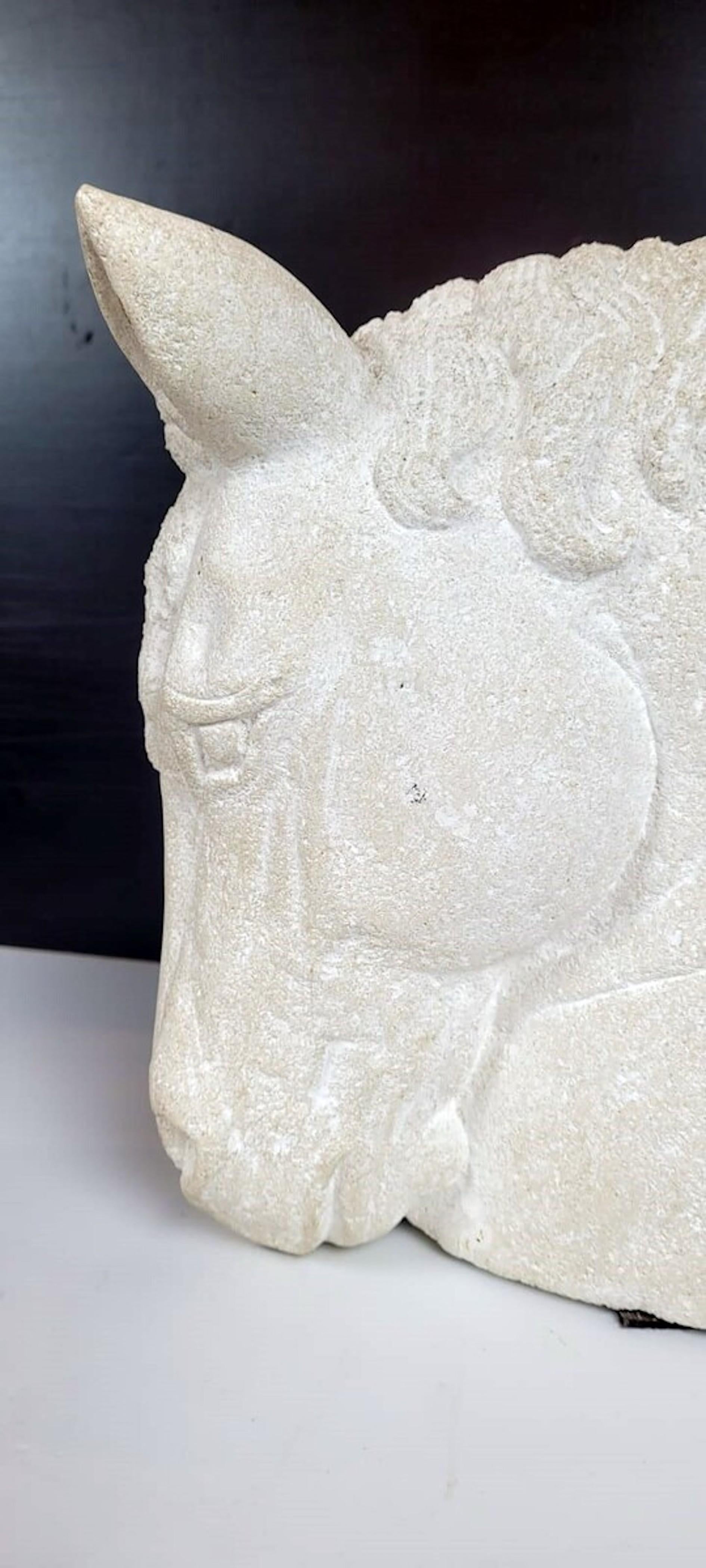 Pierre Tête de cheval en pierre française avec monogramme SW en vente