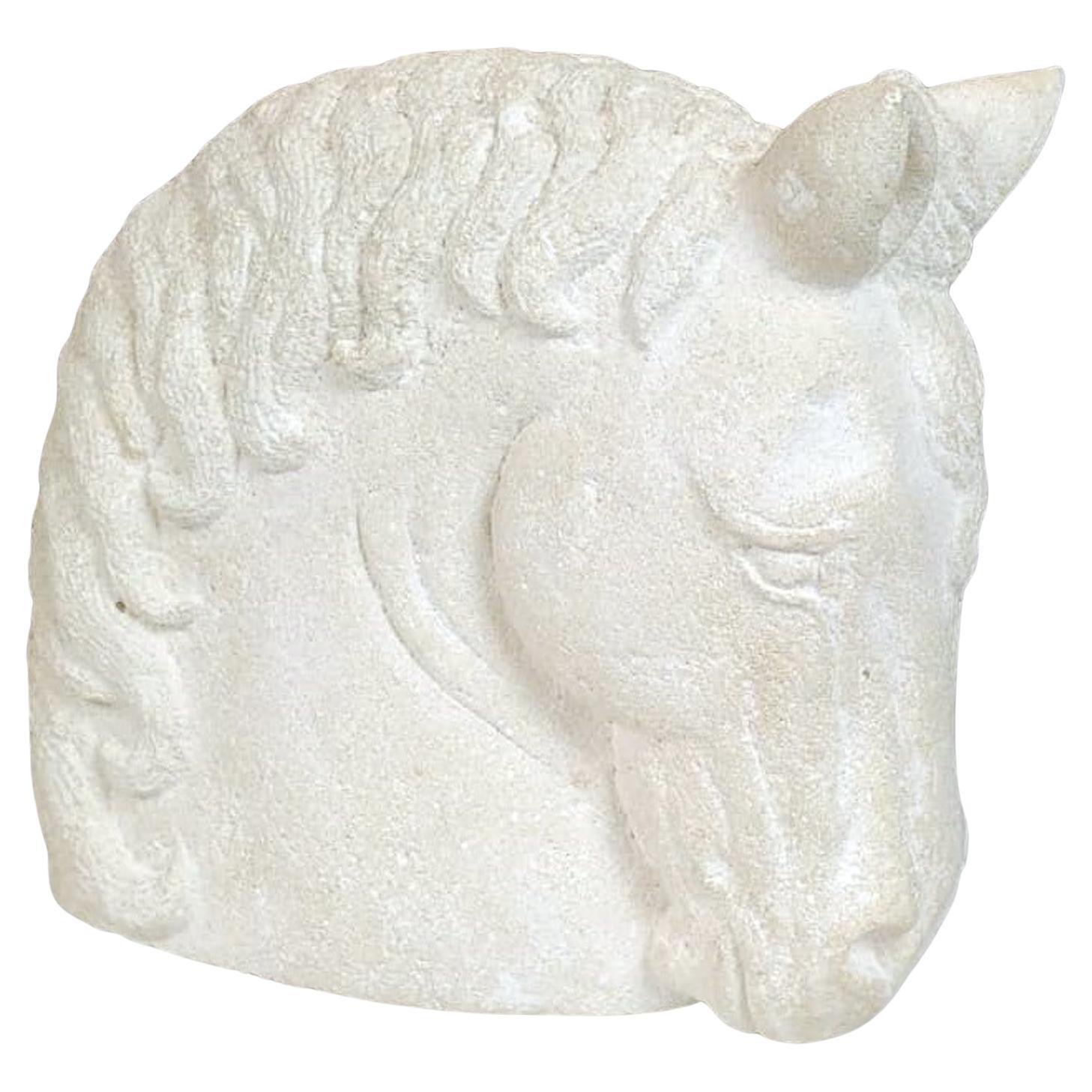 Tête de cheval en pierre française avec monogramme SW en vente