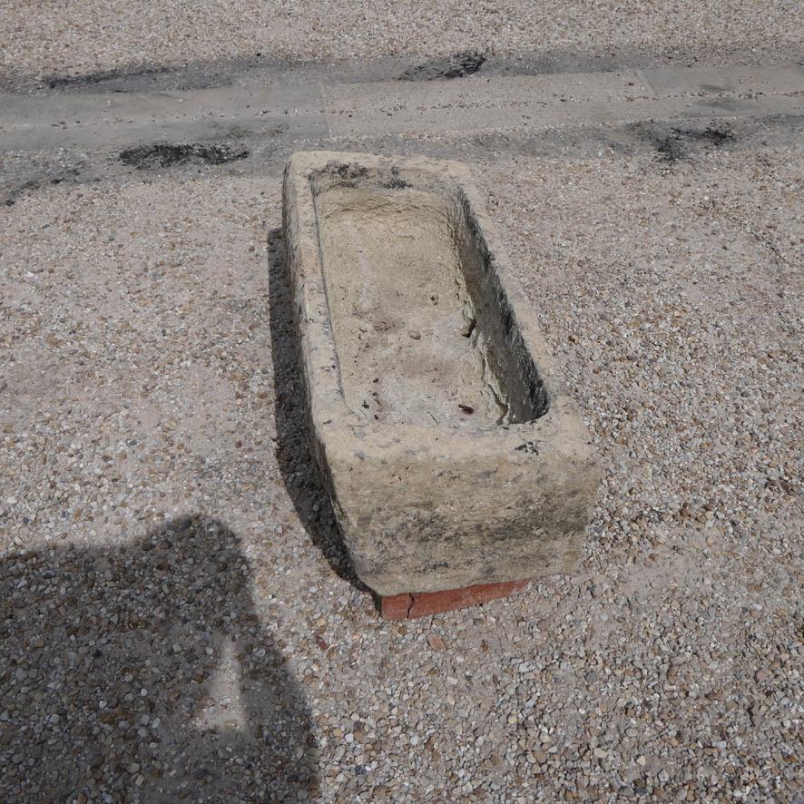 Francese Abbeveratoio in pietra francese per una fioriera o un lavabo di rappresentanza in vendita
