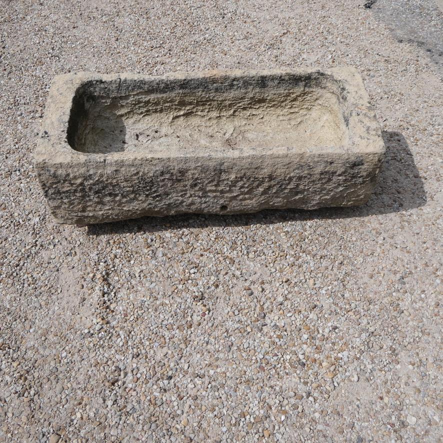 Abbeveratoio in pietra francese per una fioriera o un lavabo di rappresentanza In condizioni discrete in vendita a COULLONS, FR
