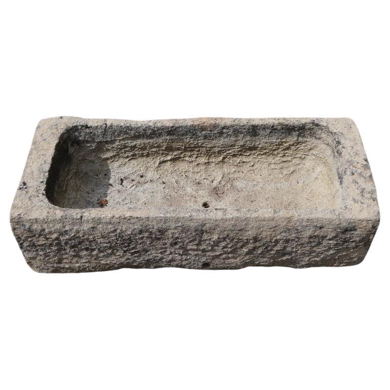 Abbeveratoio in pietra francese per una fioriera o un lavabo di rappresentanza