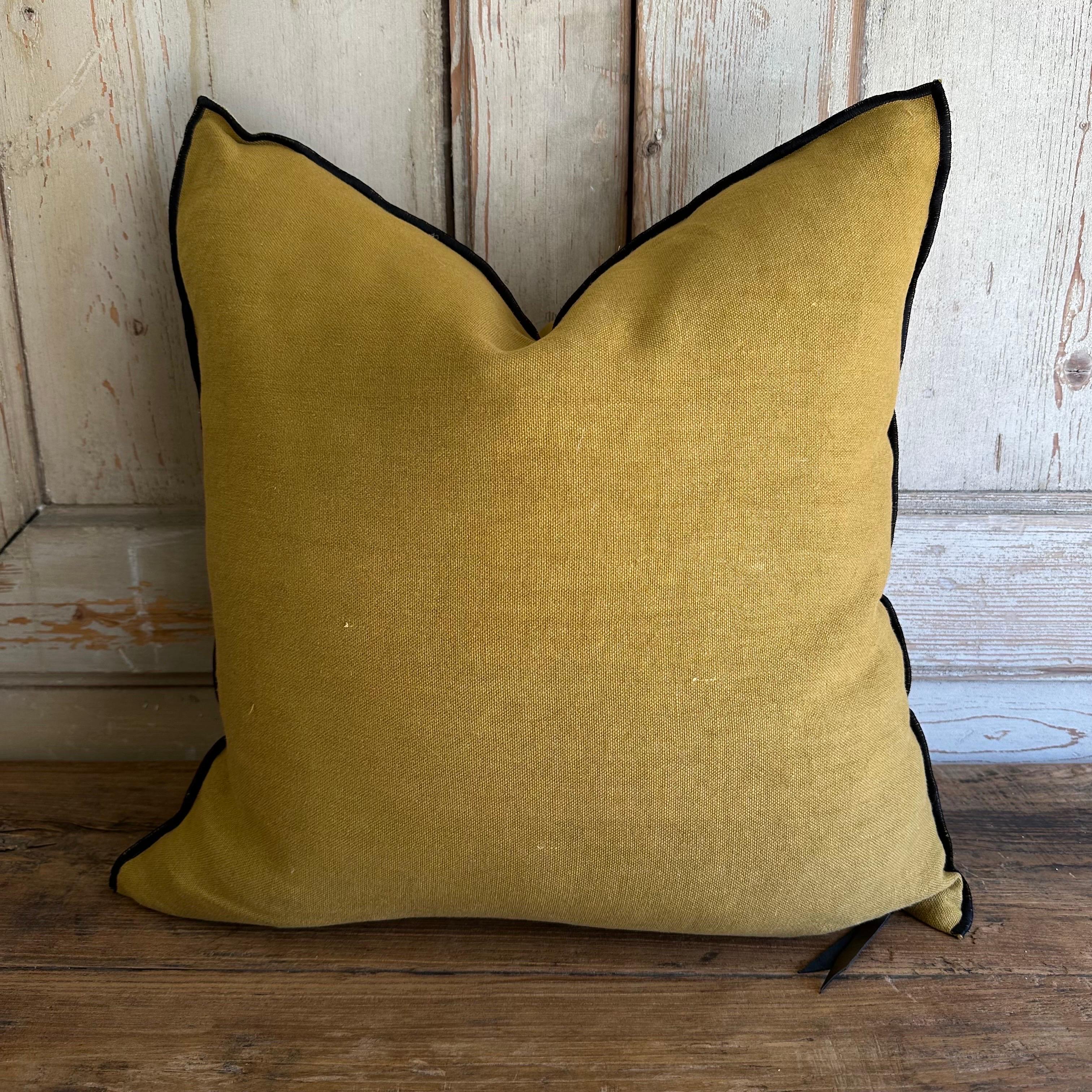 Color: Ocre; a deeper mustard yellow with brown tones, linen textured style pillow with a stitched edge, metal zipper closure. 
Size: 22