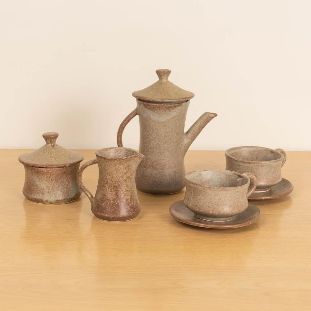 Unglaubliches Kaffeeservice aus Steingut aus Frankreich, 1960er Jahre. Das Set enthält 1x große Kaffeekanne mit Deckel, 1x Zuckerdose mit Deckel, 1x Milchkännchen ohne Deckel und 2x Kaffeetassen mit Untertassen. Hergestellt aus Keramik mit einer