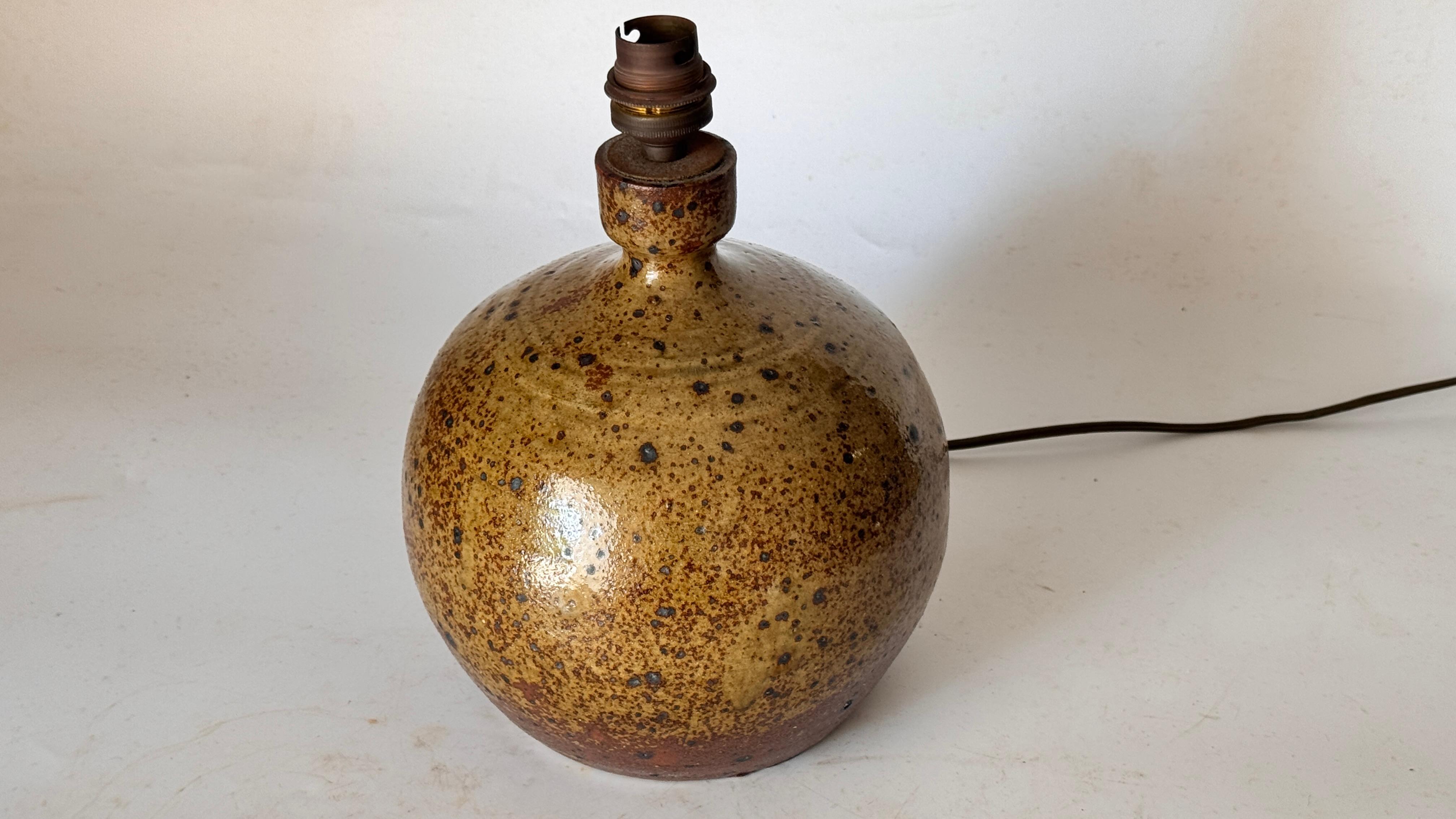 Metà XX secolo Lampada da tavolo francese in gres - Stile minimalista, Sud della Francia, anni '60 in vendita