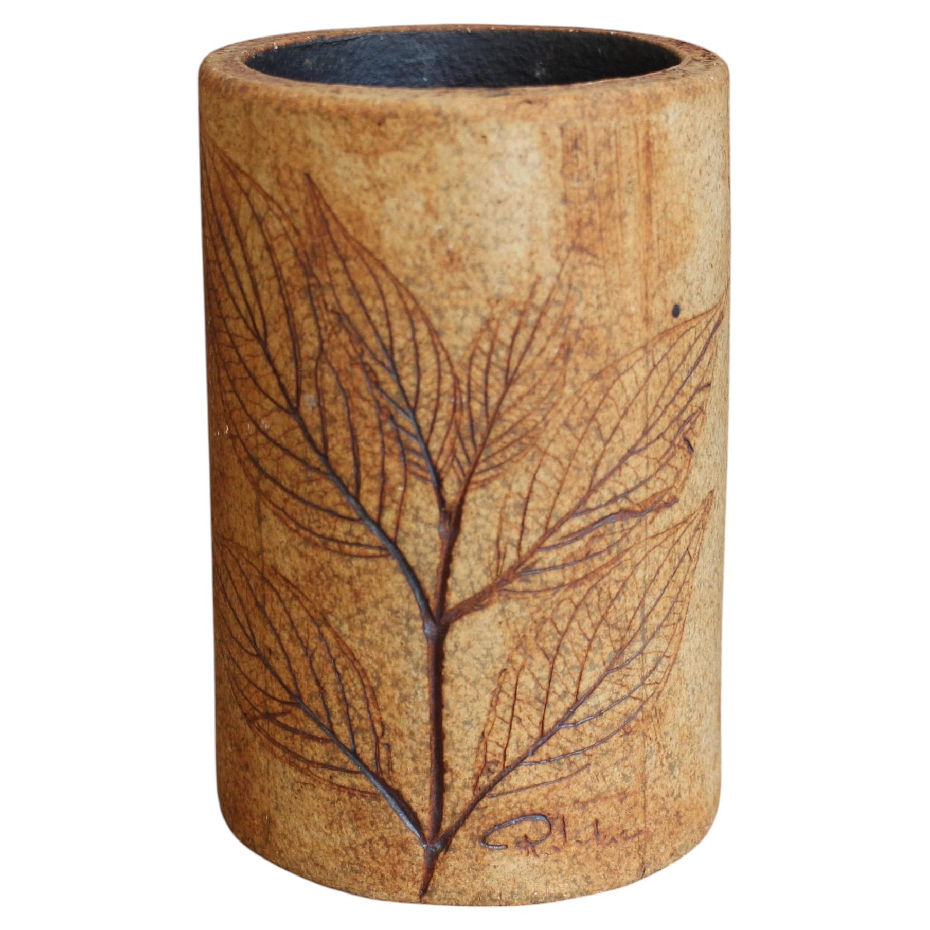 Vaso in gres francese di Raymonde Leduc, intarsio botanico, 15 cm, anni ’60 in vendita