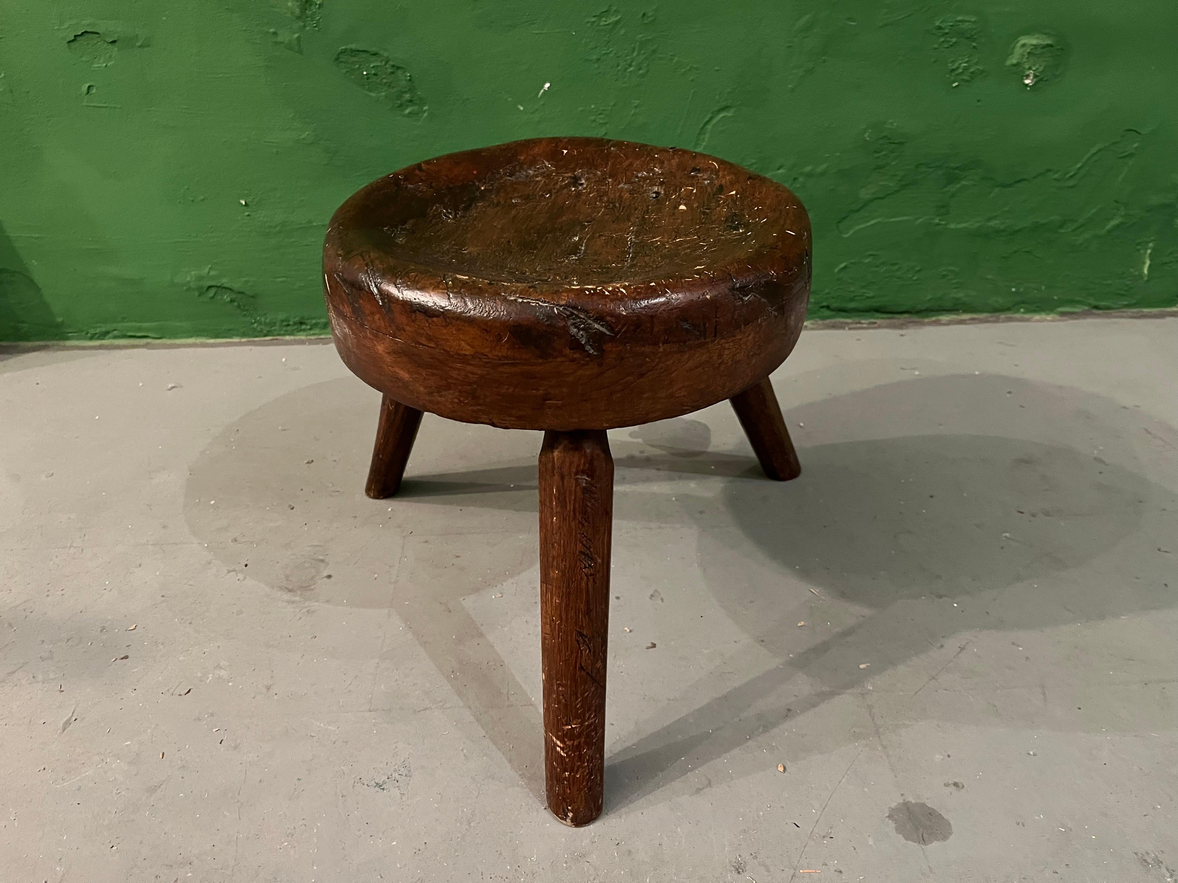 Ancient french stool with the most beautiful pattina, oak.
Charlotte Perriand was shurly insired by these kinds of classic craftsmenship and made the same stools in this style. This stool is full of history.