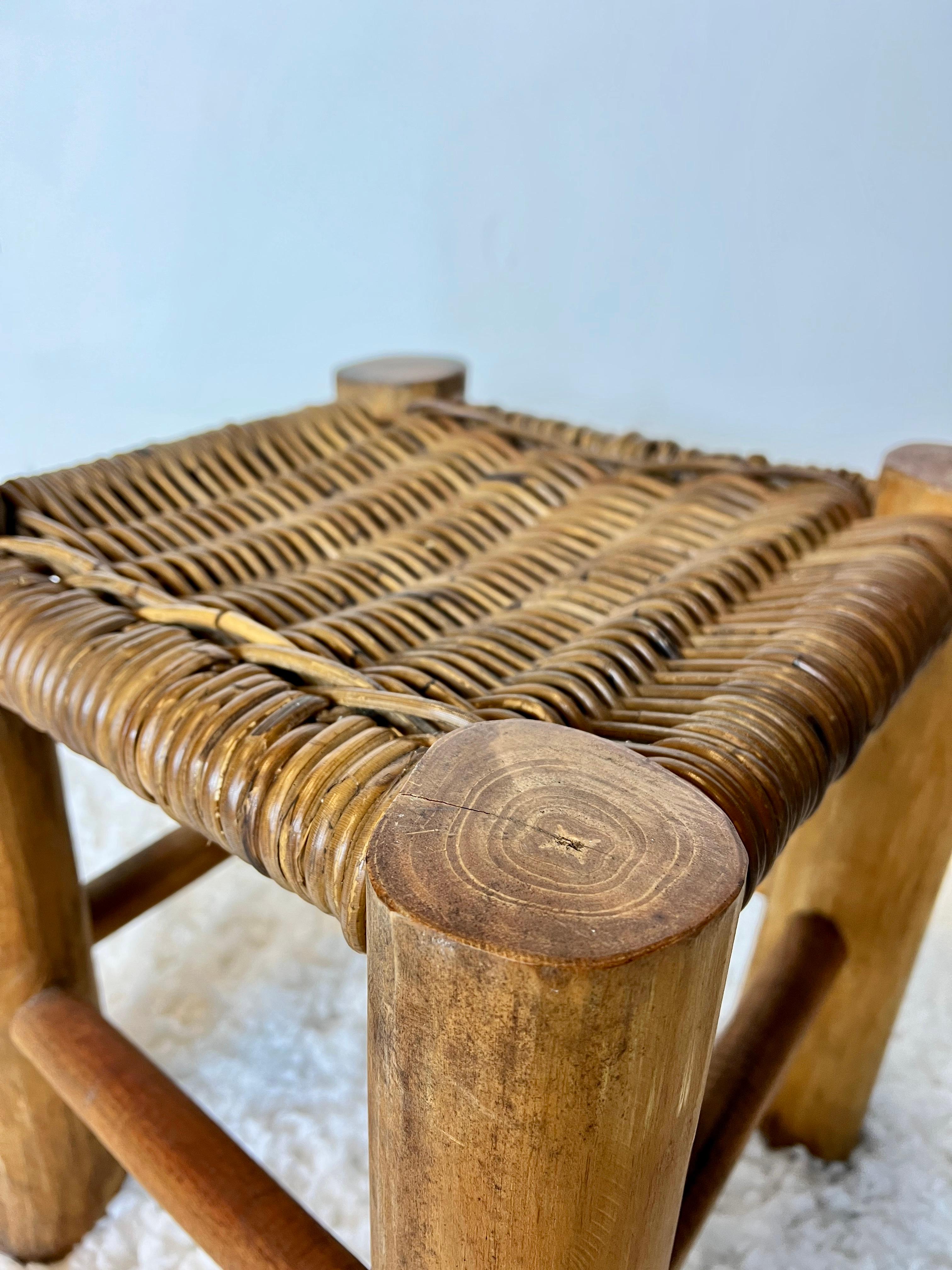 French stool in solid elm and rattan, 1950 For Sale 1