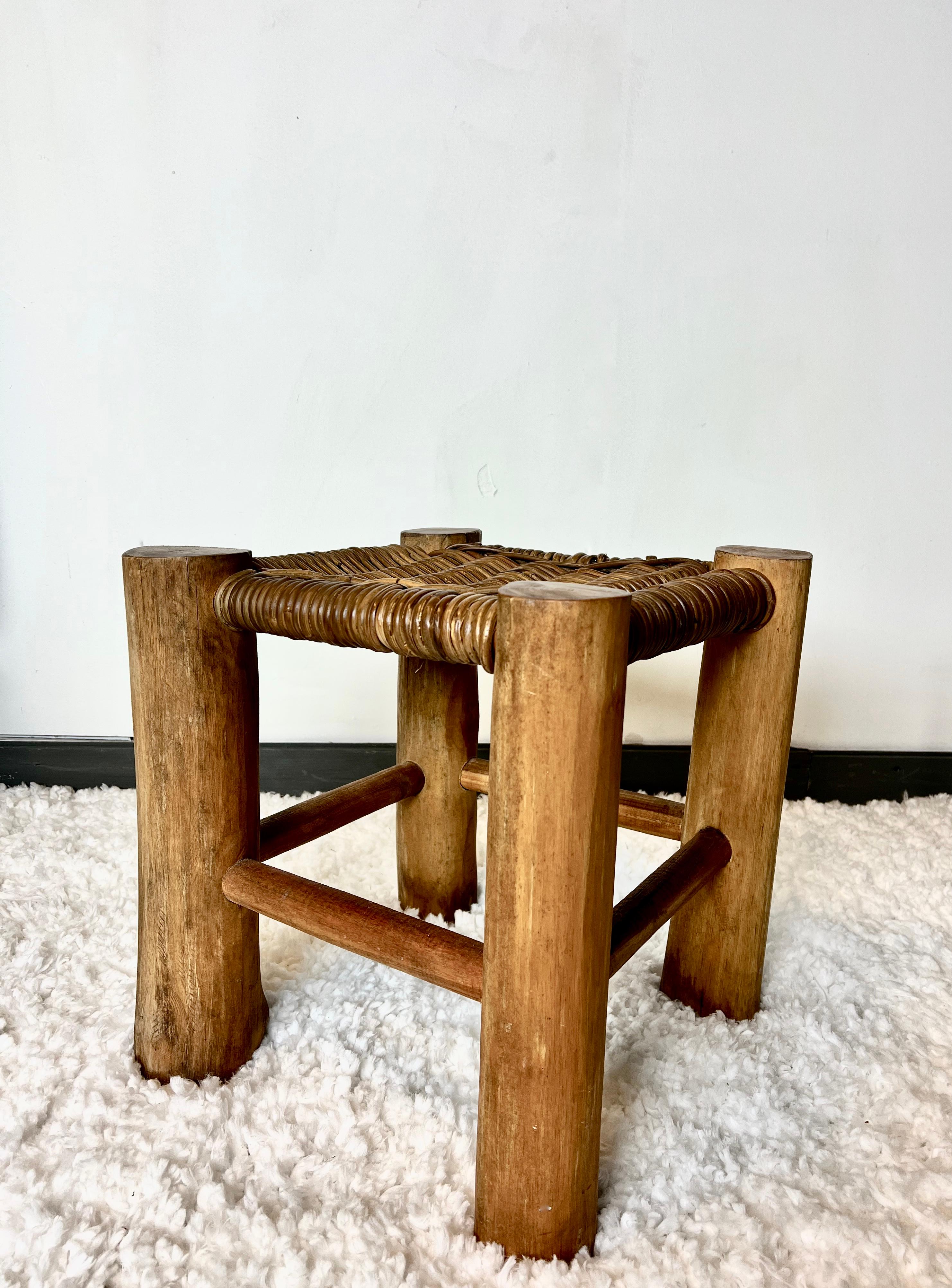 French stool in solid elm and rattan, 1950 For Sale 2