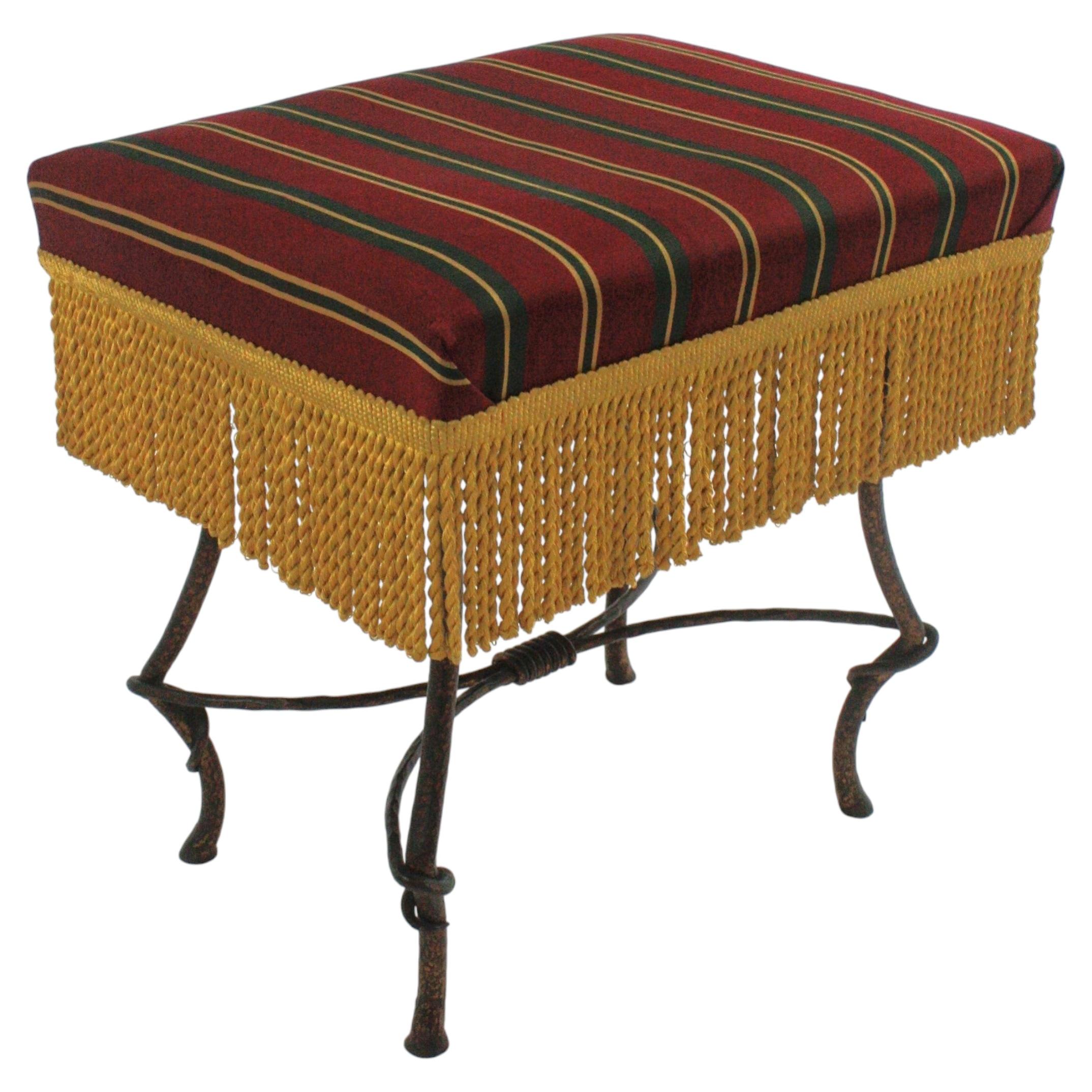 Tabouret français en fer forgé doré, revêtement d'origine orné d'une frange à pompons, 1940 en vente