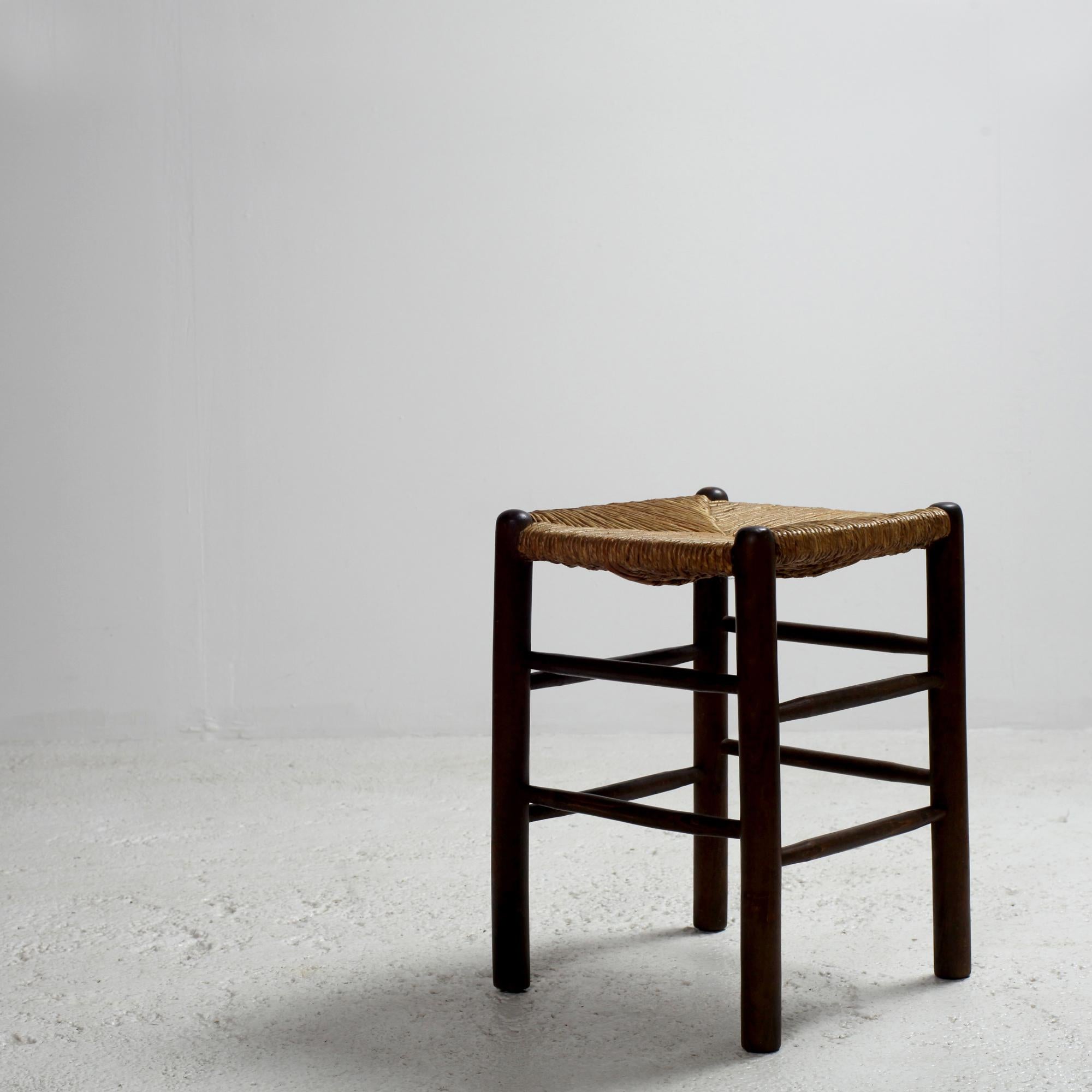 Französischer Holzhocker mit geflochtenem Strohsitz aus der Mitte des Jahrhunderts, um 1960, im Stil von Charlotte Perriand.
Guter Originalzustand mit einer schönen Patina.
