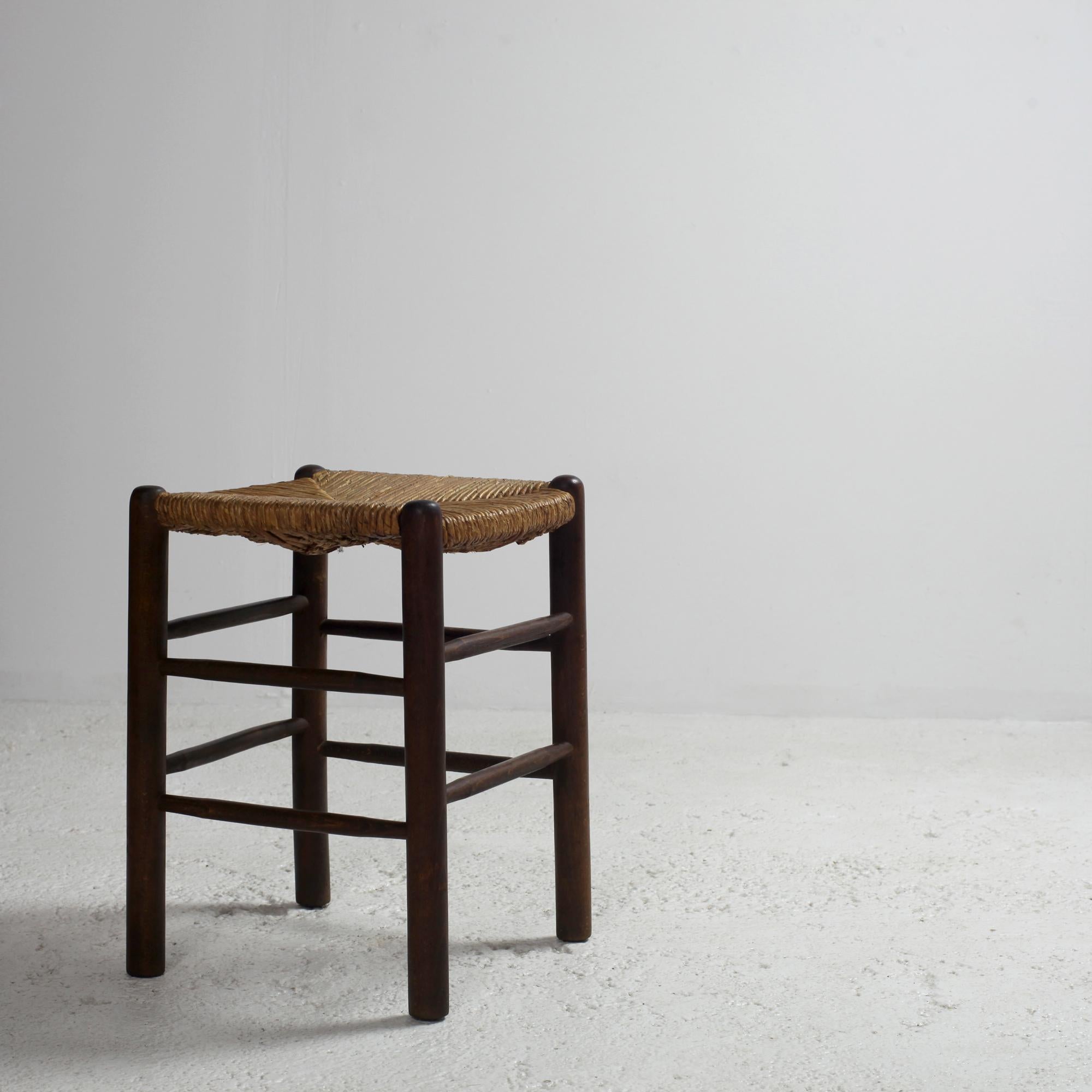 Französischer Hocker aus Stroh und Massivholz (Moderne der Mitte des Jahrhunderts) im Angebot