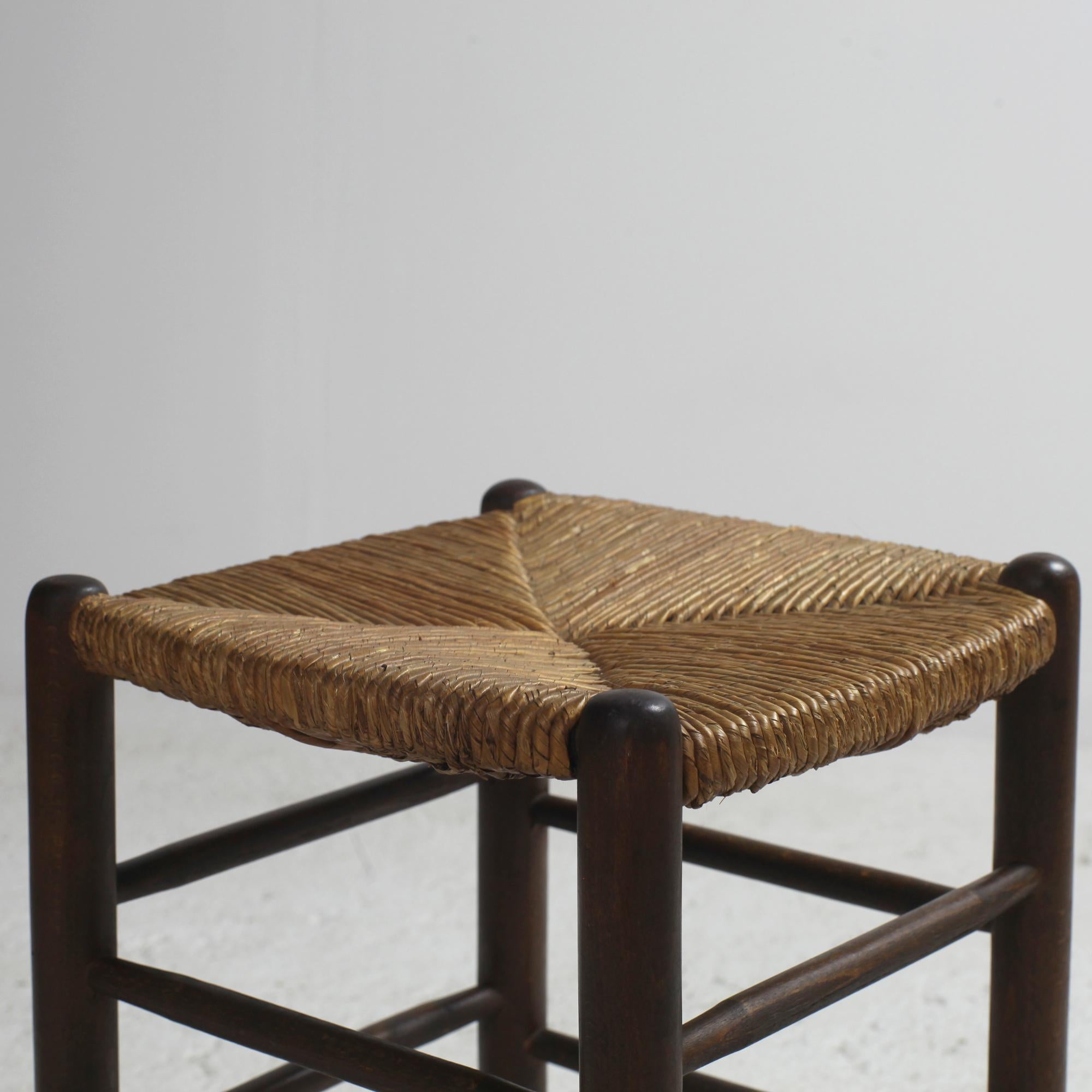 Französischer Hocker aus Stroh und Massivholz im Zustand „Gut“ im Angebot in Saint  Ouen, FR
