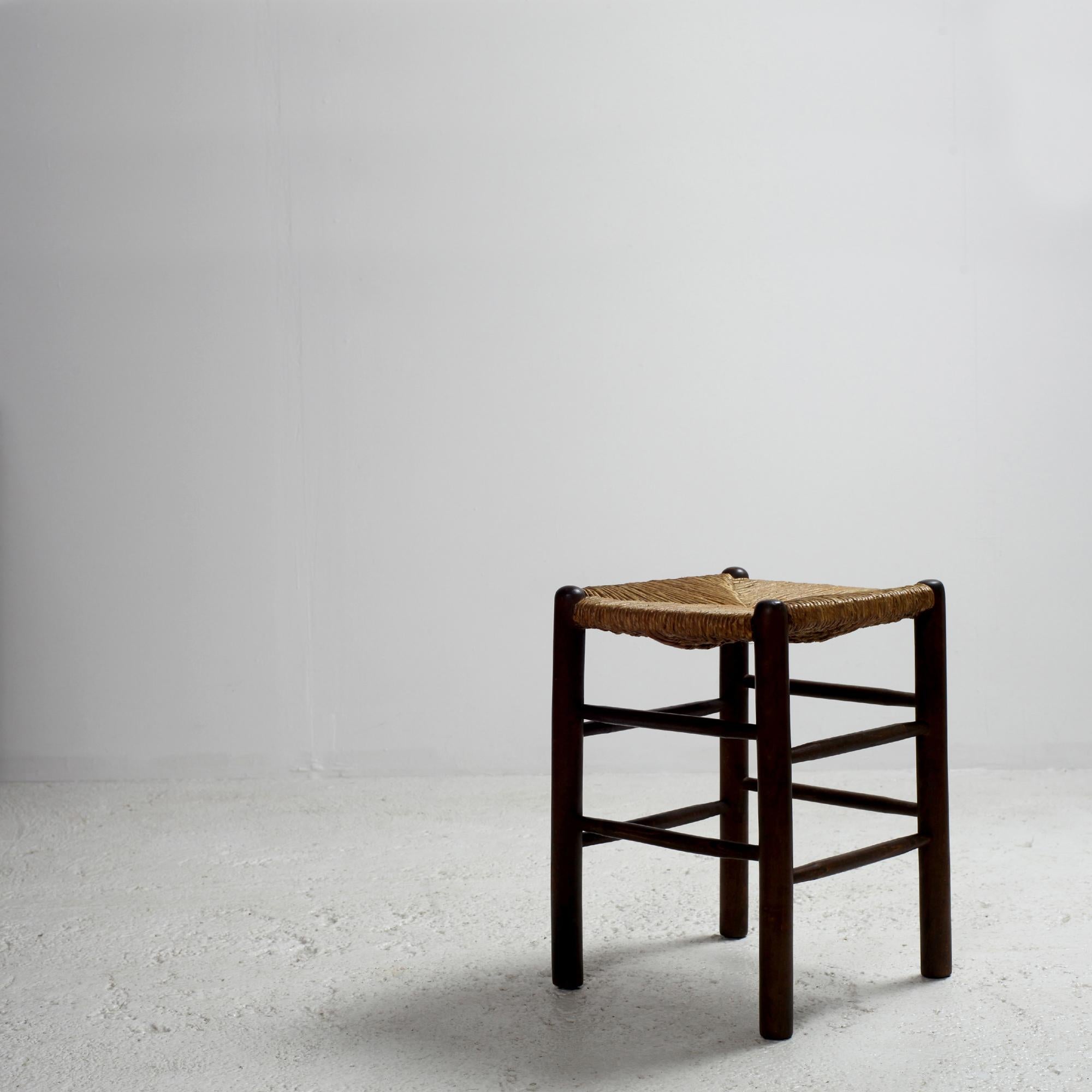 Französischer Hocker aus Stroh und Massivholz (Mitte des 20. Jahrhunderts) im Angebot