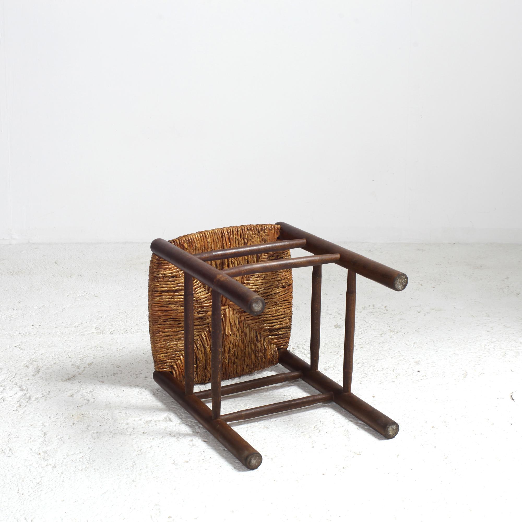 Französischer Hocker aus Stroh und Massivholz (Holz) im Angebot