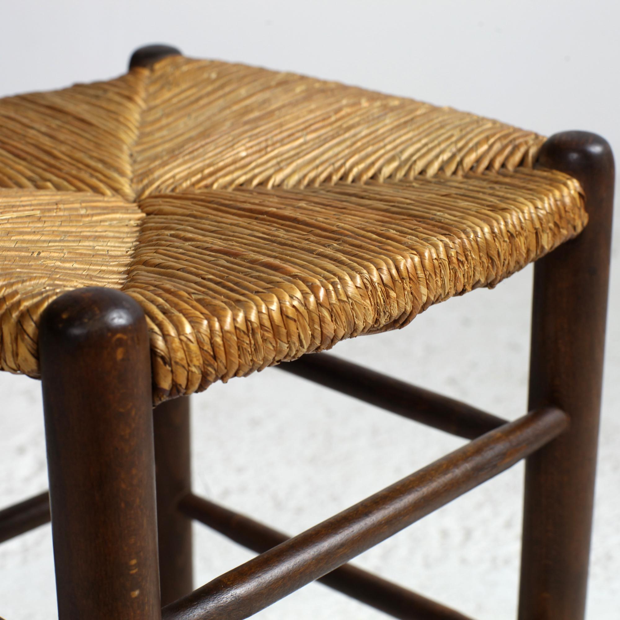 Französischer Hocker aus Stroh und Massivholz im Angebot 1