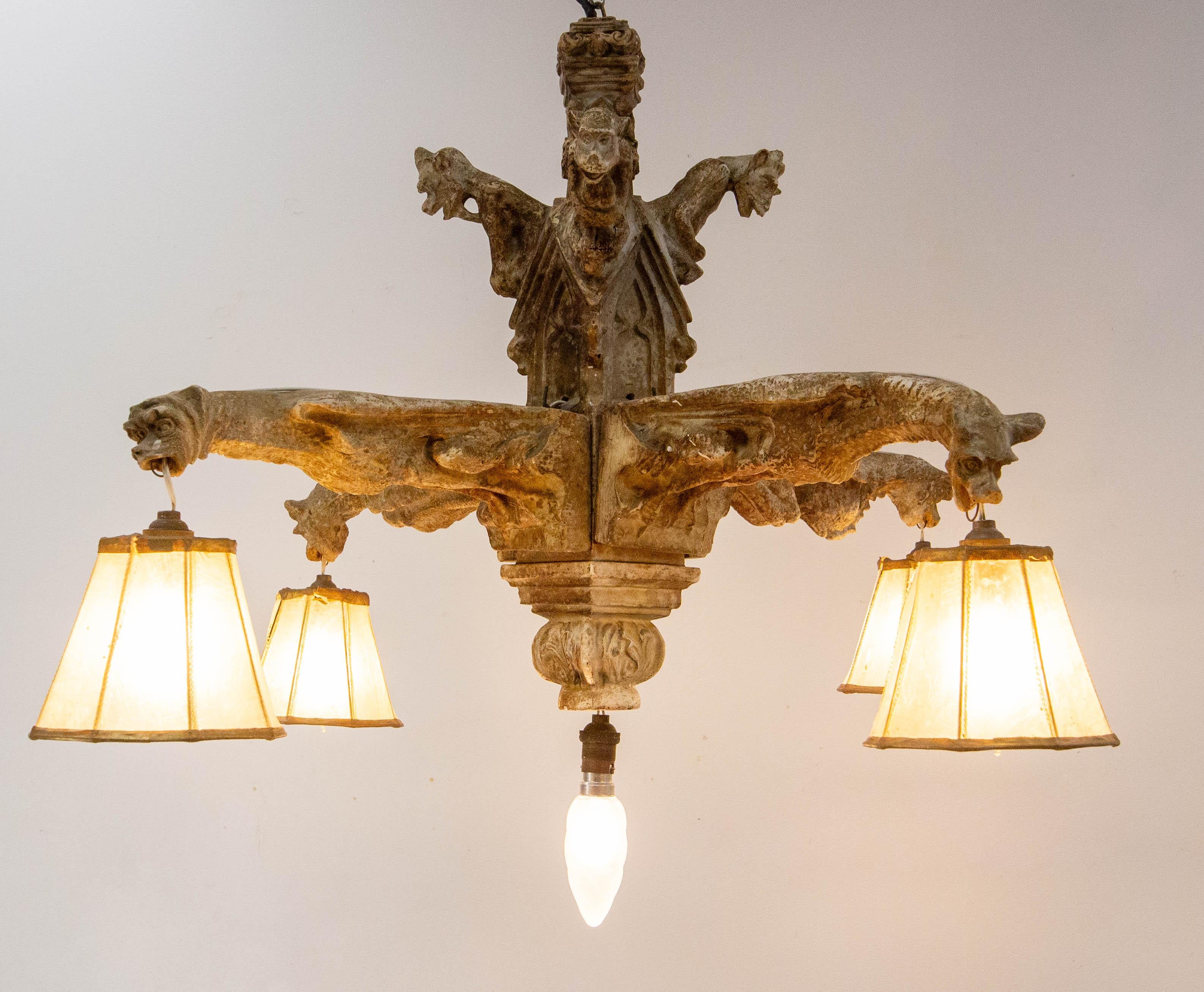 Neogotico Lampadario a soffitto in stucco francese con otto gargoyles, circa 1850 in vendita