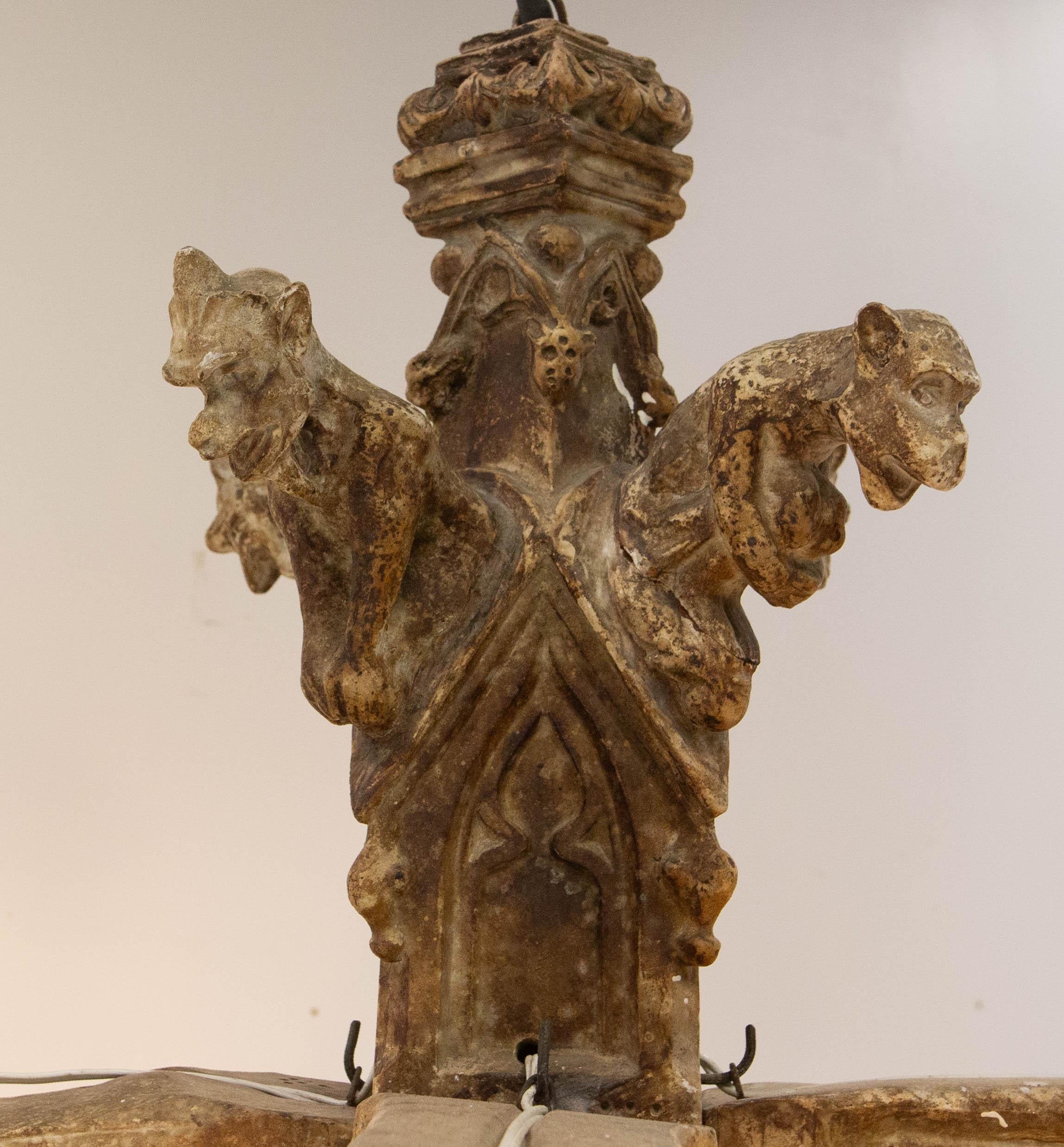 Lampadario a soffitto in stucco francese con otto gargoyles, circa 1850 In condizioni buone in vendita a Labrit, Landes