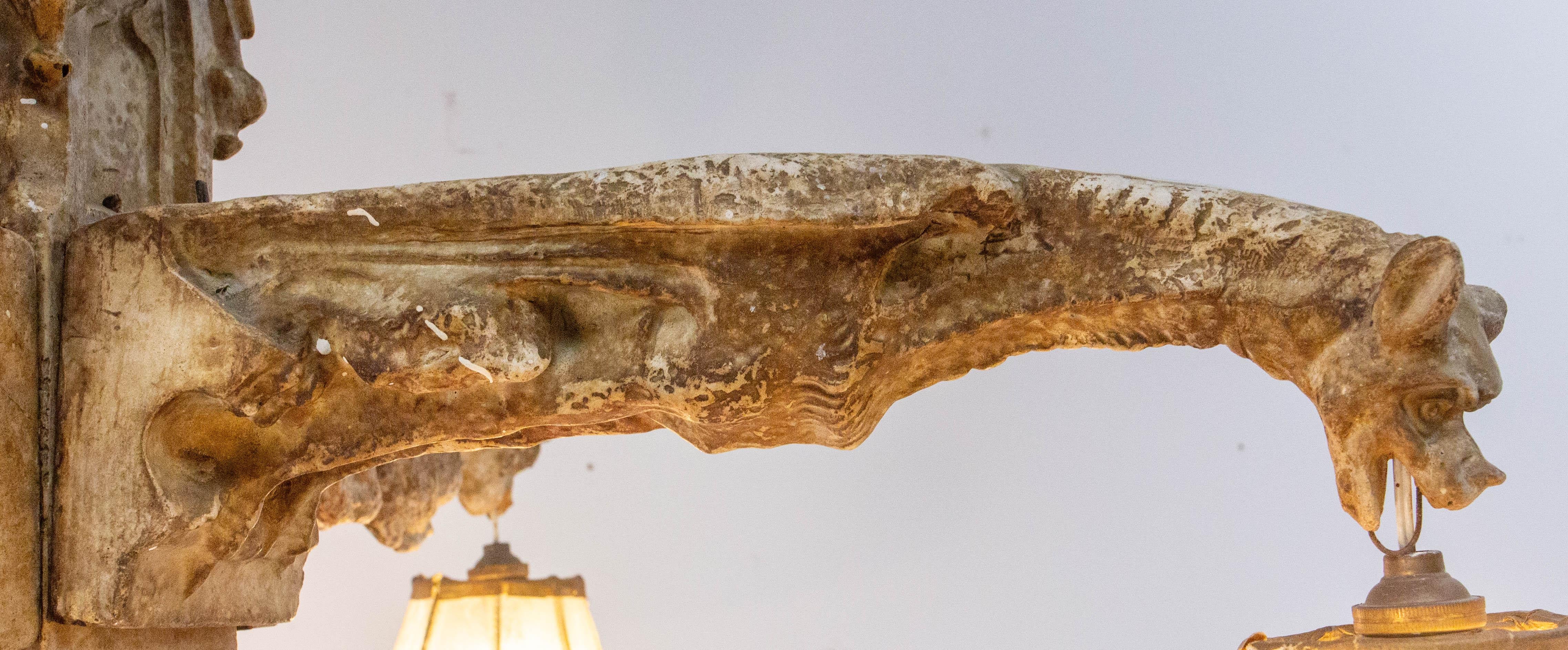Lampadario a soffitto in stucco francese con otto gargoyles, circa 1850 in vendita 2