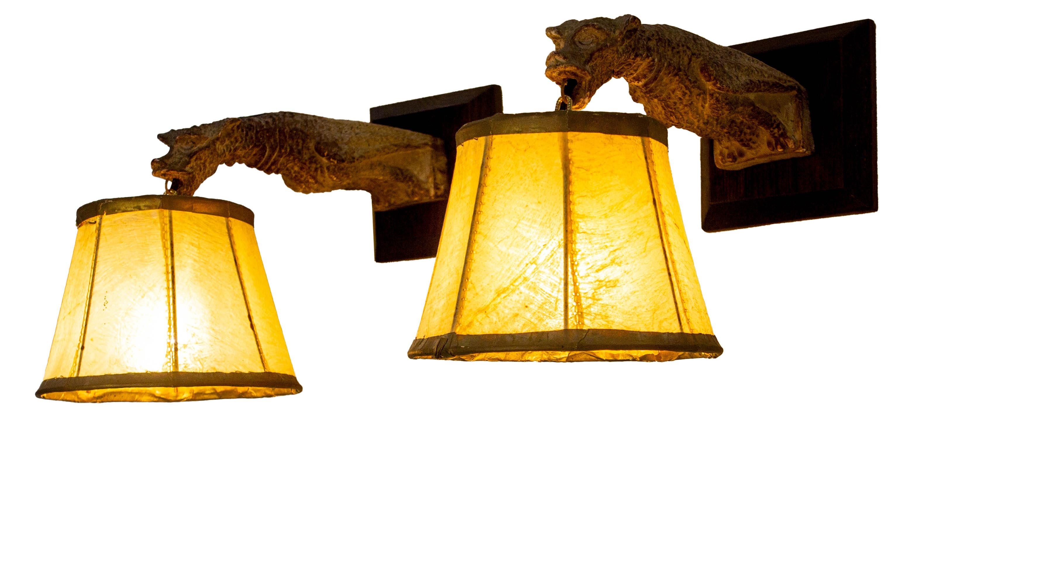 Coppia di appliques neogotiche in stucco con patina di pietra antica.
Queste gargolle provengono da un vecchio lampadario e sono state montate come applique dal nostro ebanista.
A metà del XIX secolo, un'importante tendenza neogotica si diffuse in