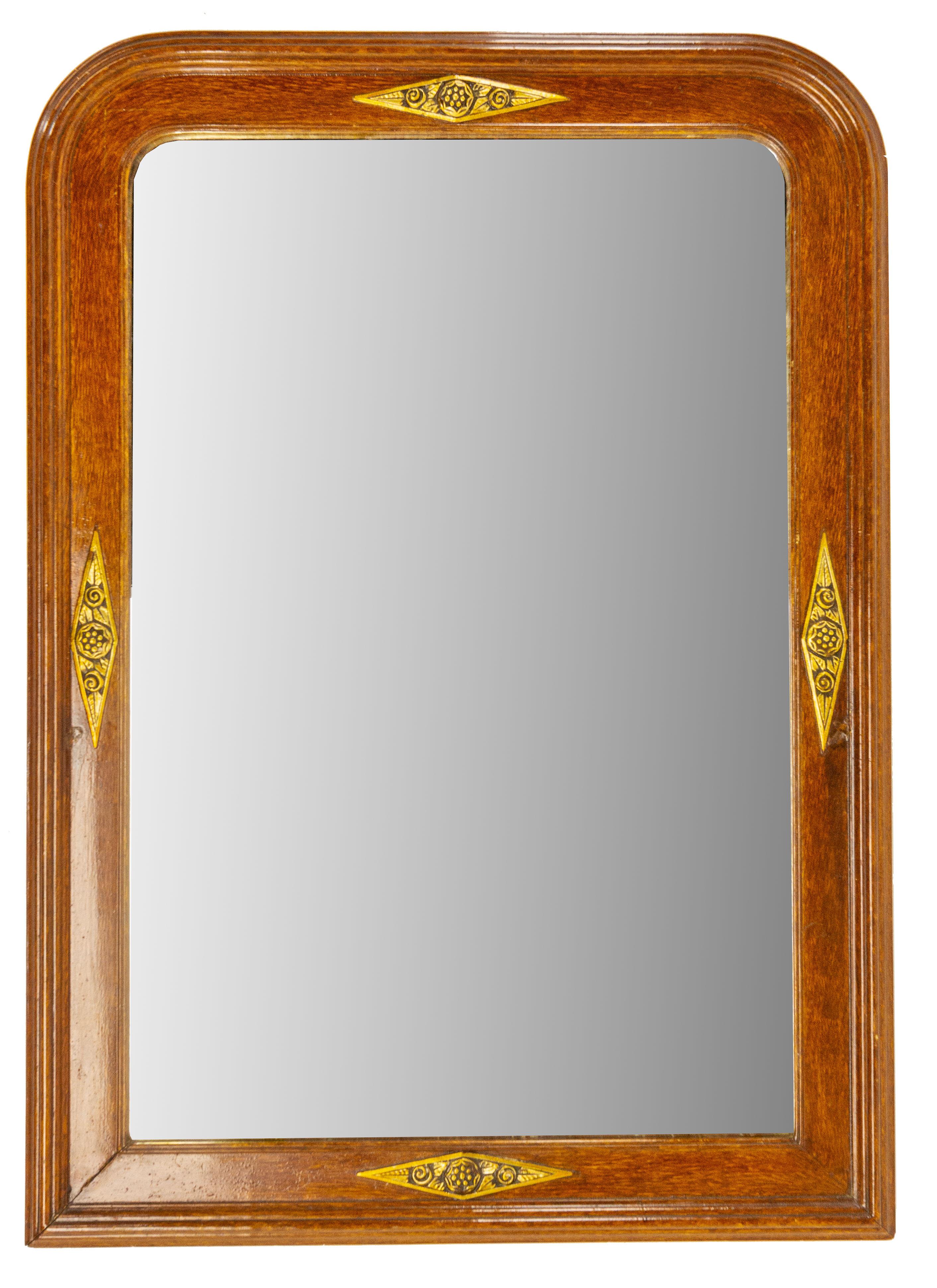 Art Déco Stucco mirror,
Wood imitation and floral motifs on the golden parts.
Original mirror.
Good antique condition.

Shipping:
L 68,5 P 3 H 96 9,2 KG.