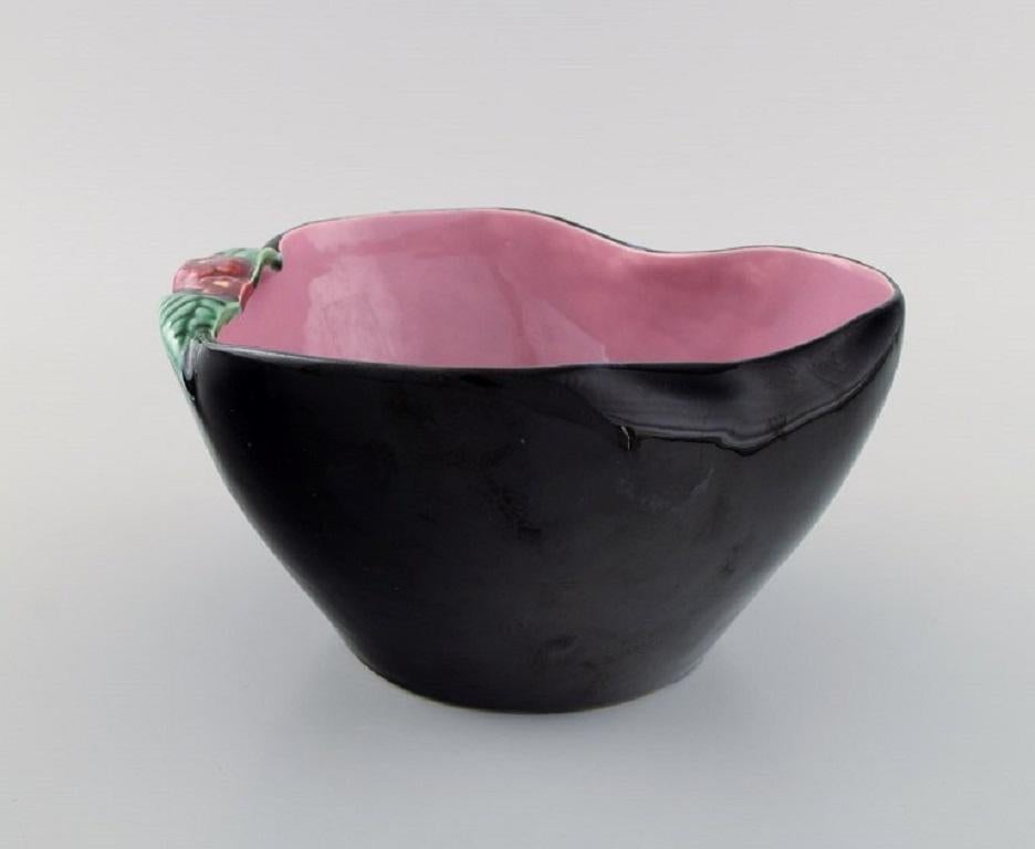 French studio ceramicist. Bowl in glazed ceramics modelled with flowers. Pink interior glaze. Late 20th century.
Measures: 22 x 11.5 cm.
In excellent condition.
Signed.