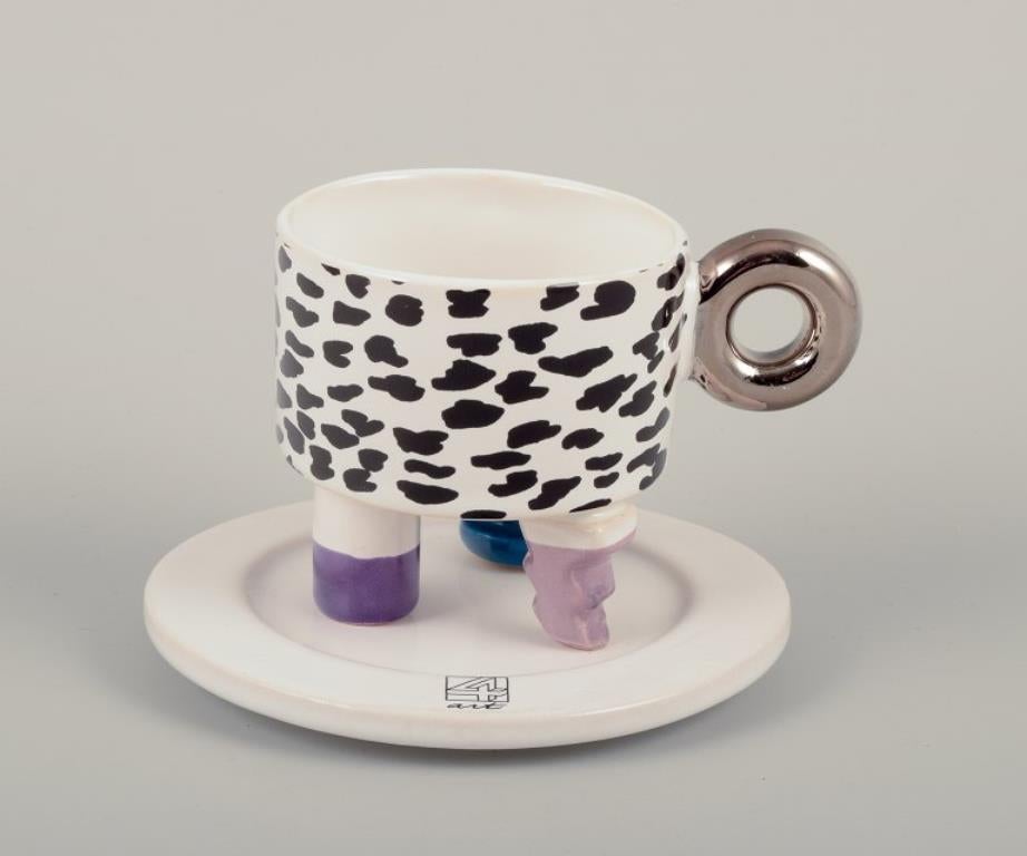 Ceramista de taller francés.
4 pares de tazas de café de loza.
Estilo abstracto futurista.
Finales del siglo XX.
Marcado.
Perfecto estado.
Taza: A 8,0 cm x P 7,0 cm (sin asa)
Platillo: D 12,5 cm.